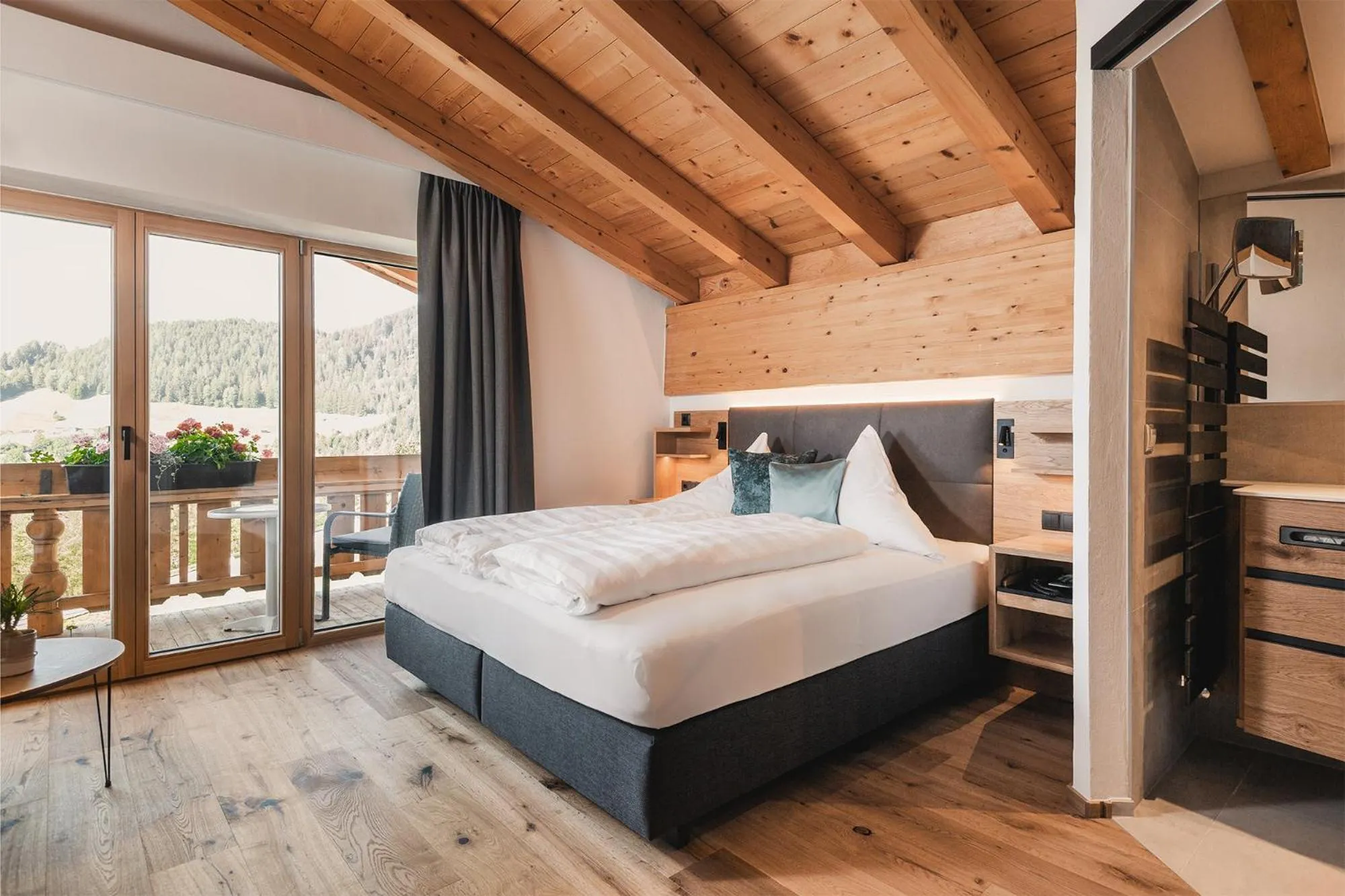 View (from property/room), Bed in Hotel Garni Hubertushof