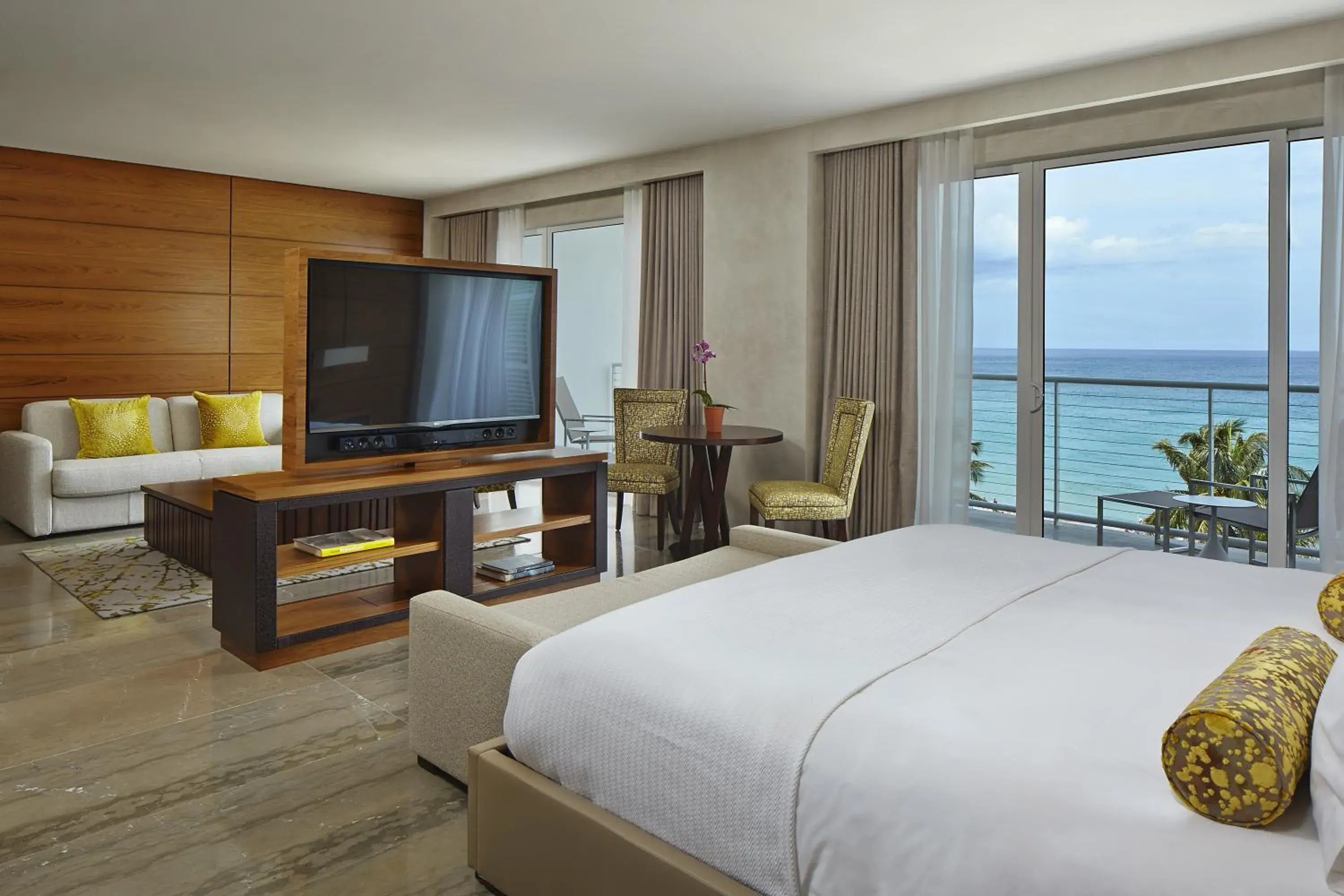 Junior Penthouse with Ocean View in Royal Blues Hotel Junior Penthouse with Ocean View in Royal Blues Hotel