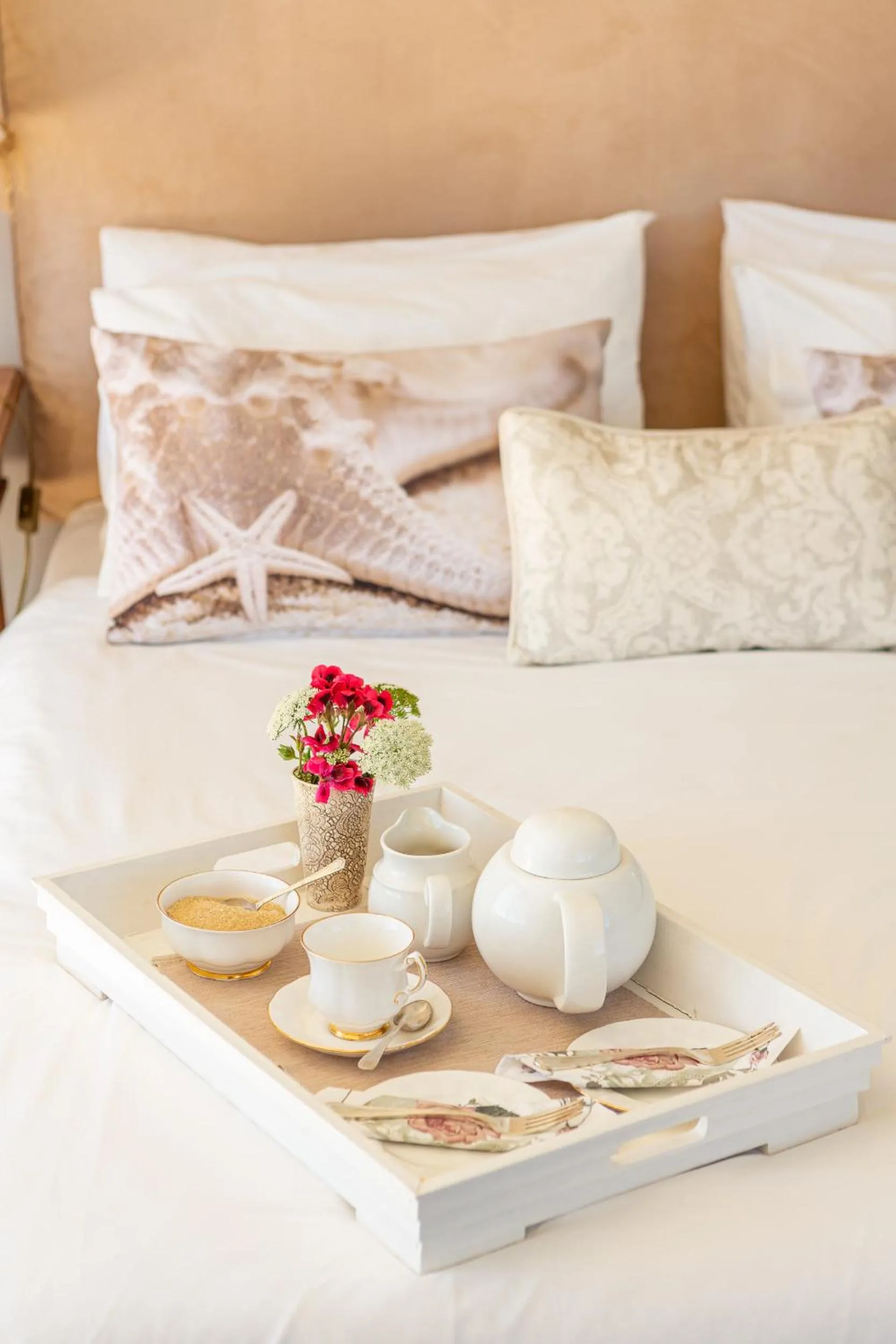 Garden view, Bed in Guinea Fowl House