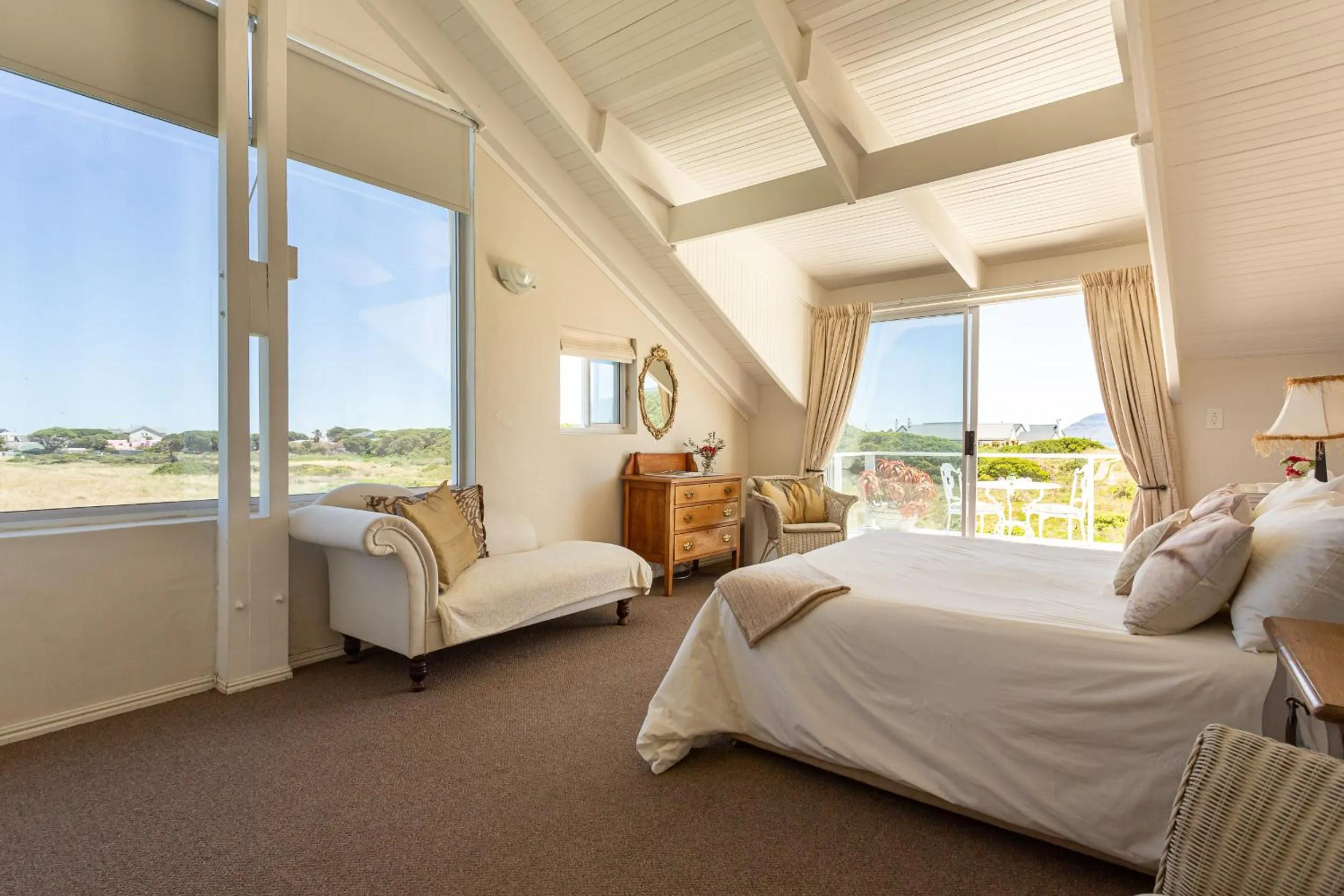 Photo of the whole room, Bed in Guinea Fowl House