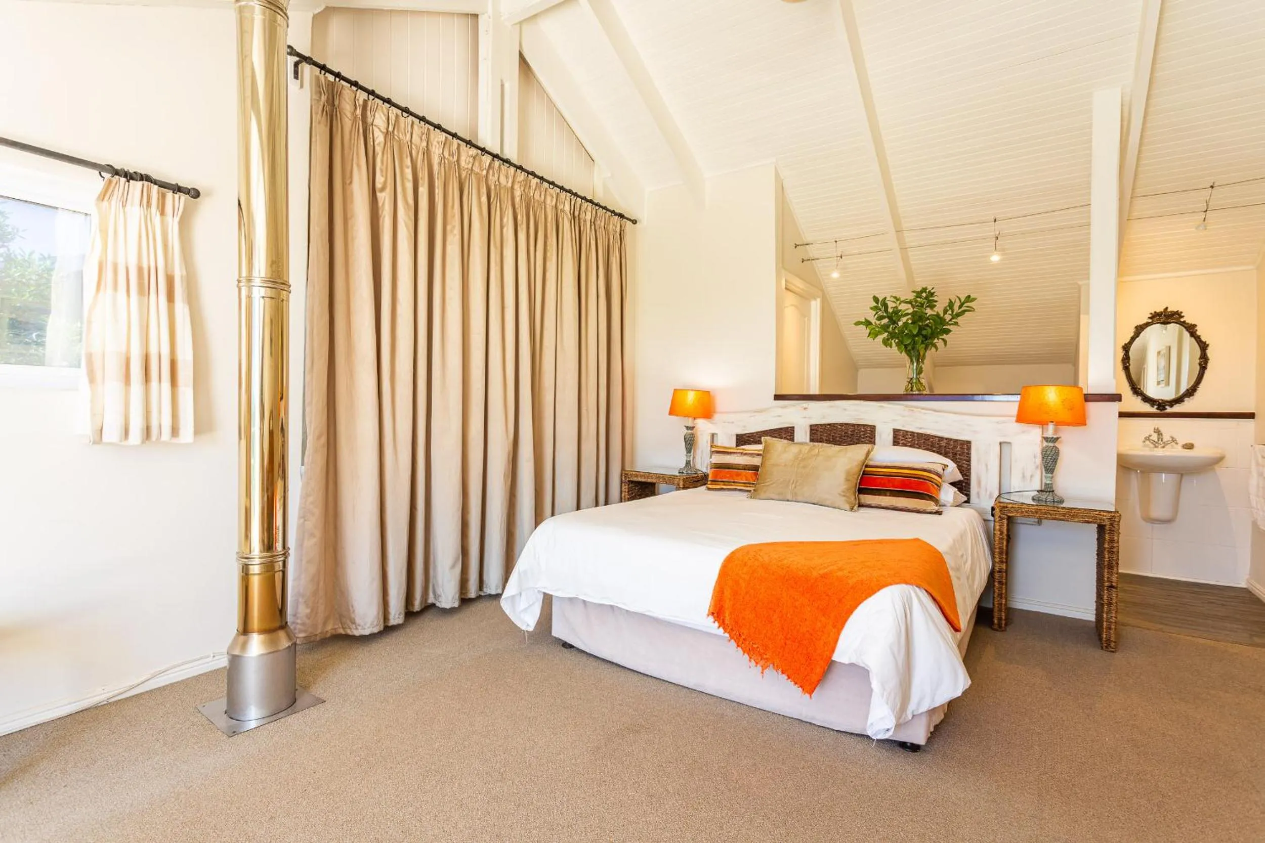 Photo of the whole room, Bed in Guinea Fowl House