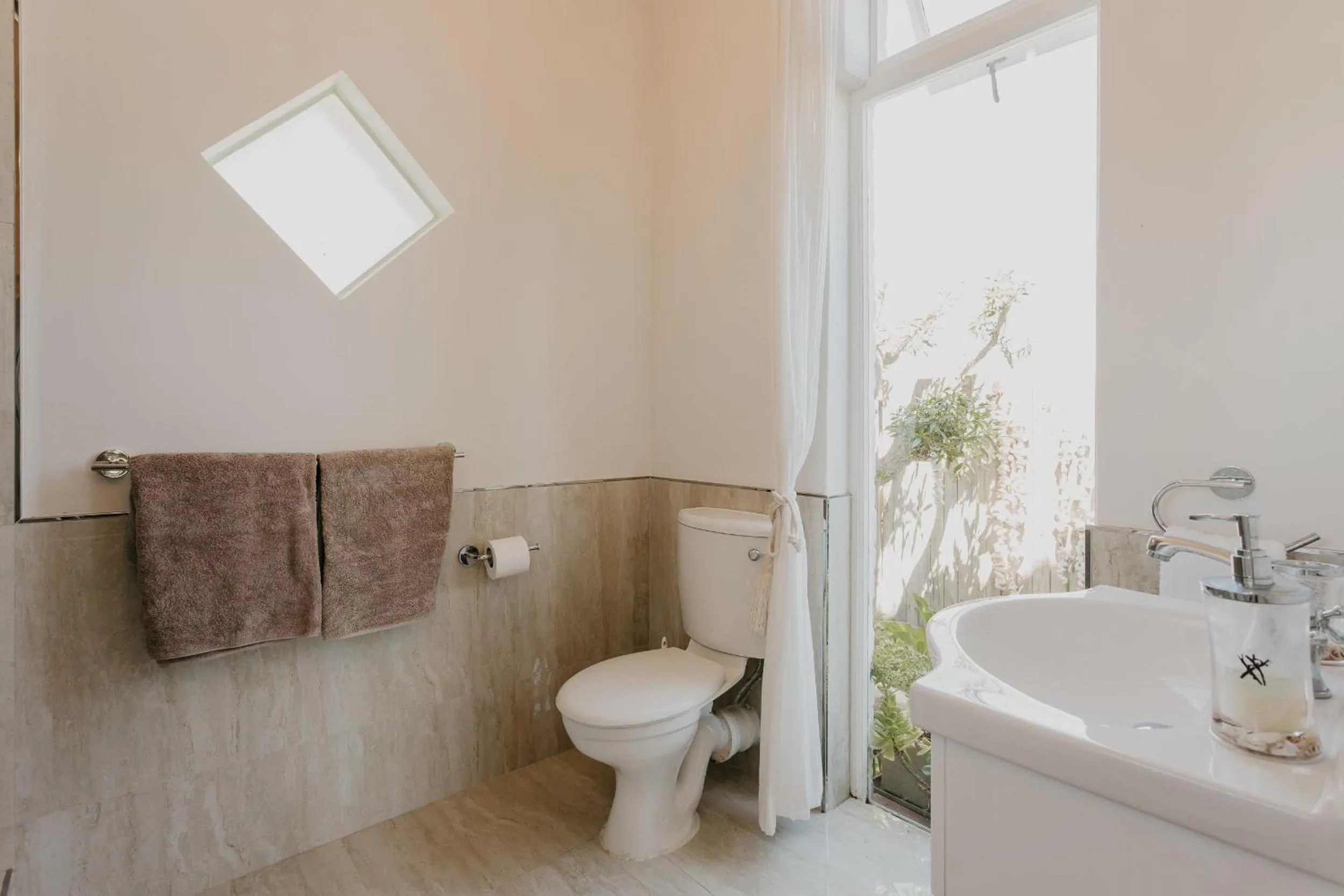 Toilet in Guinea Fowl House