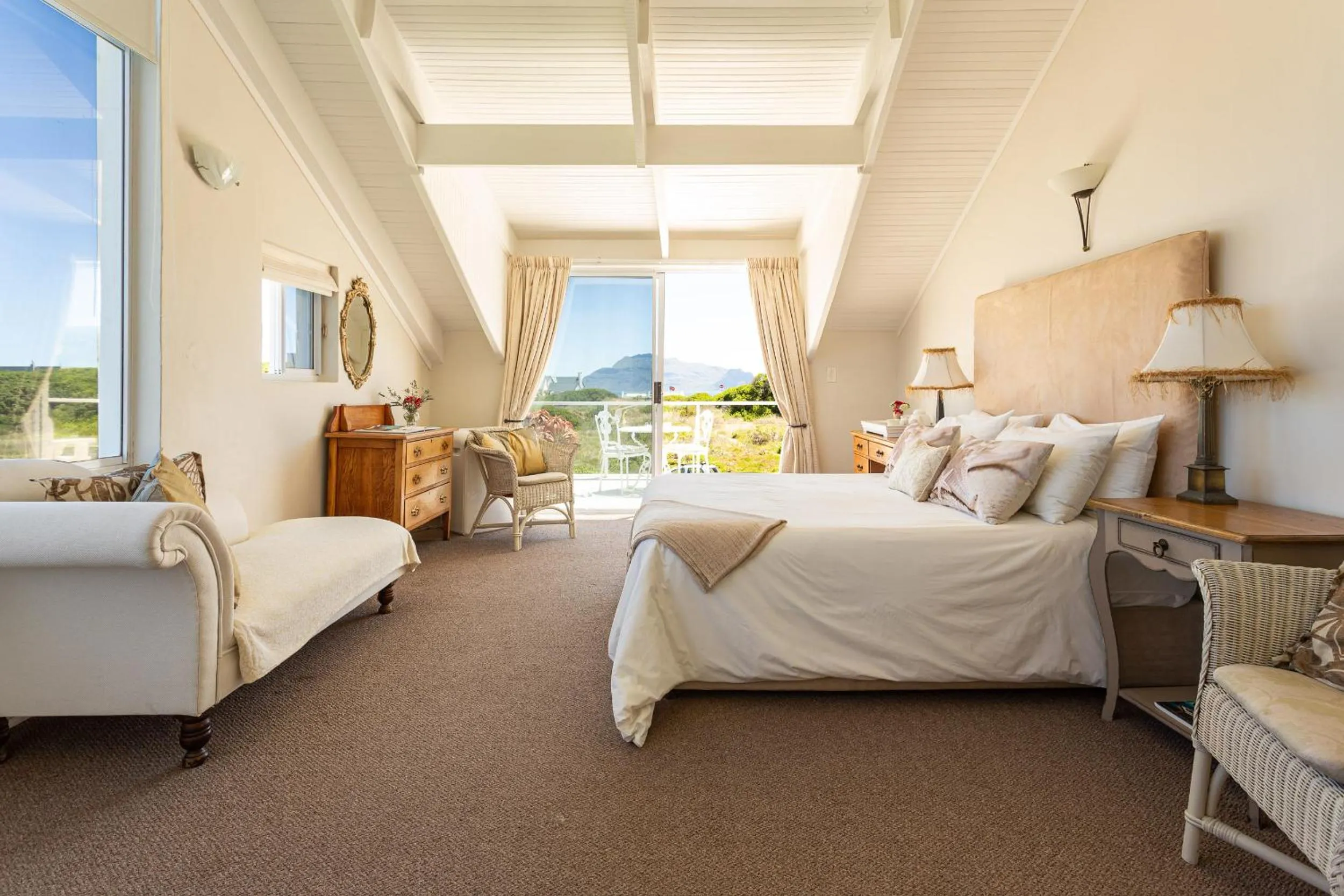 Photo of the whole room, Bed in Guinea Fowl House