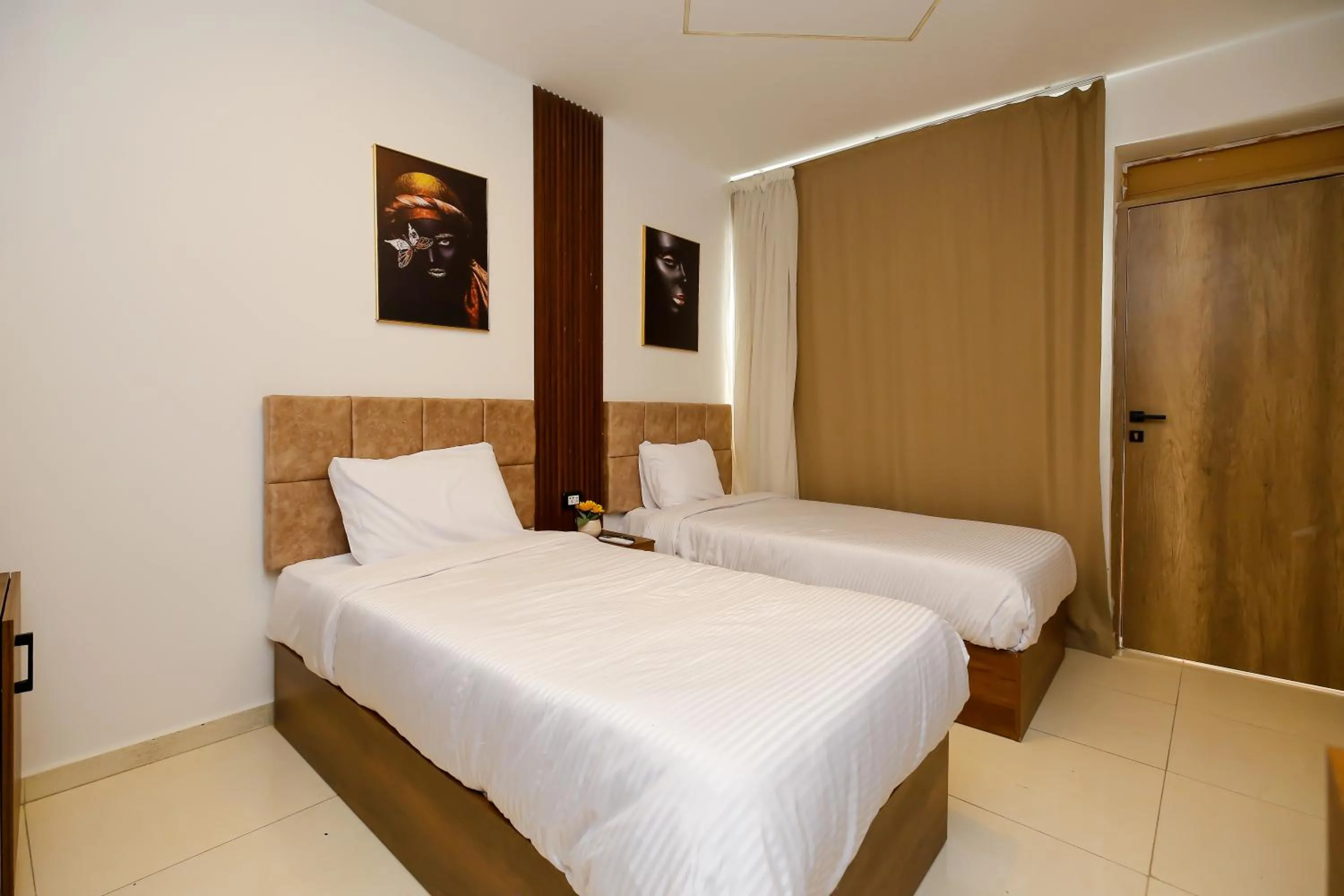 Bedroom, Bed in Point Pyramids View