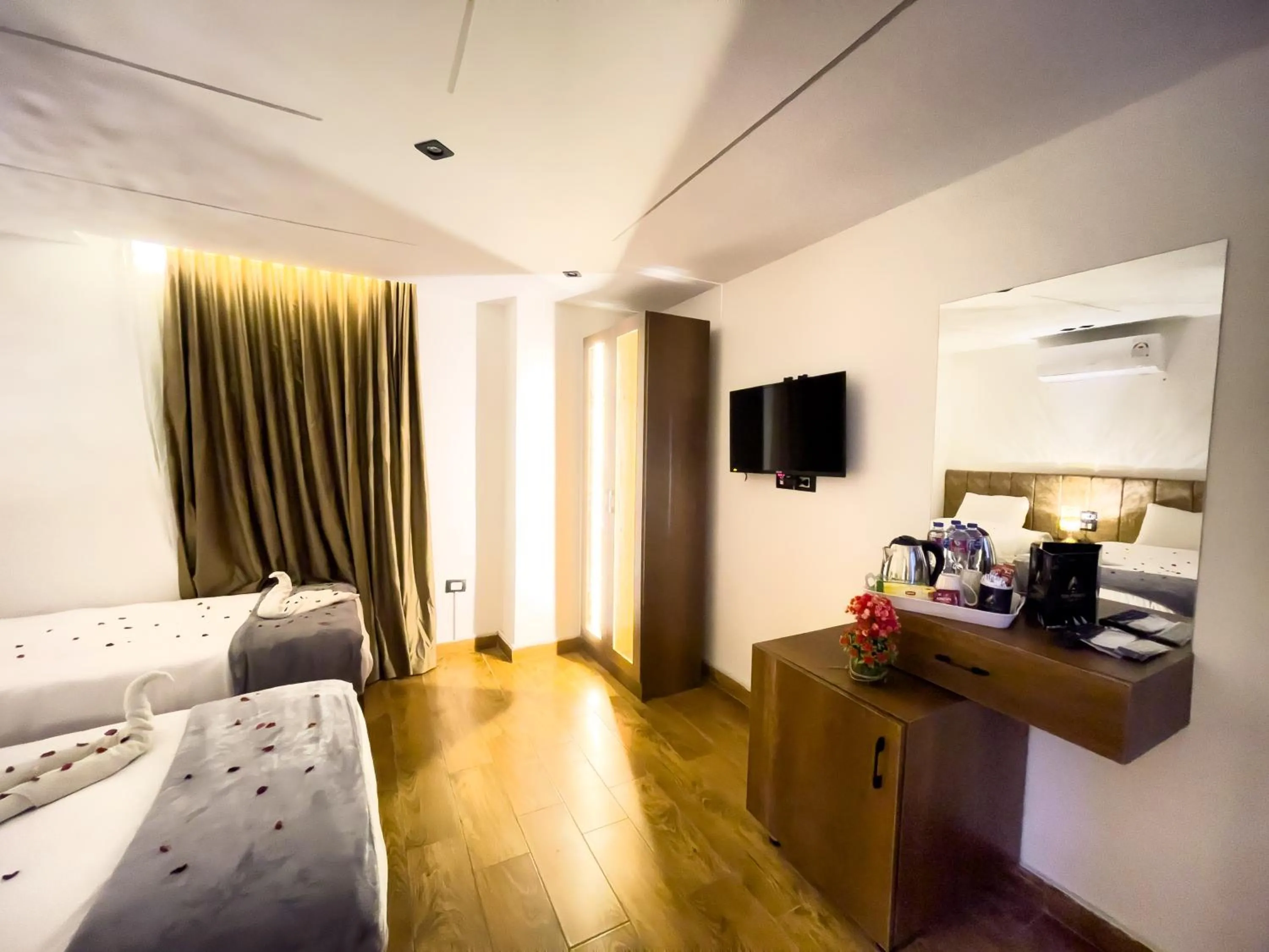 Communal lounge/ TV room, Bed in Point Pyramids View