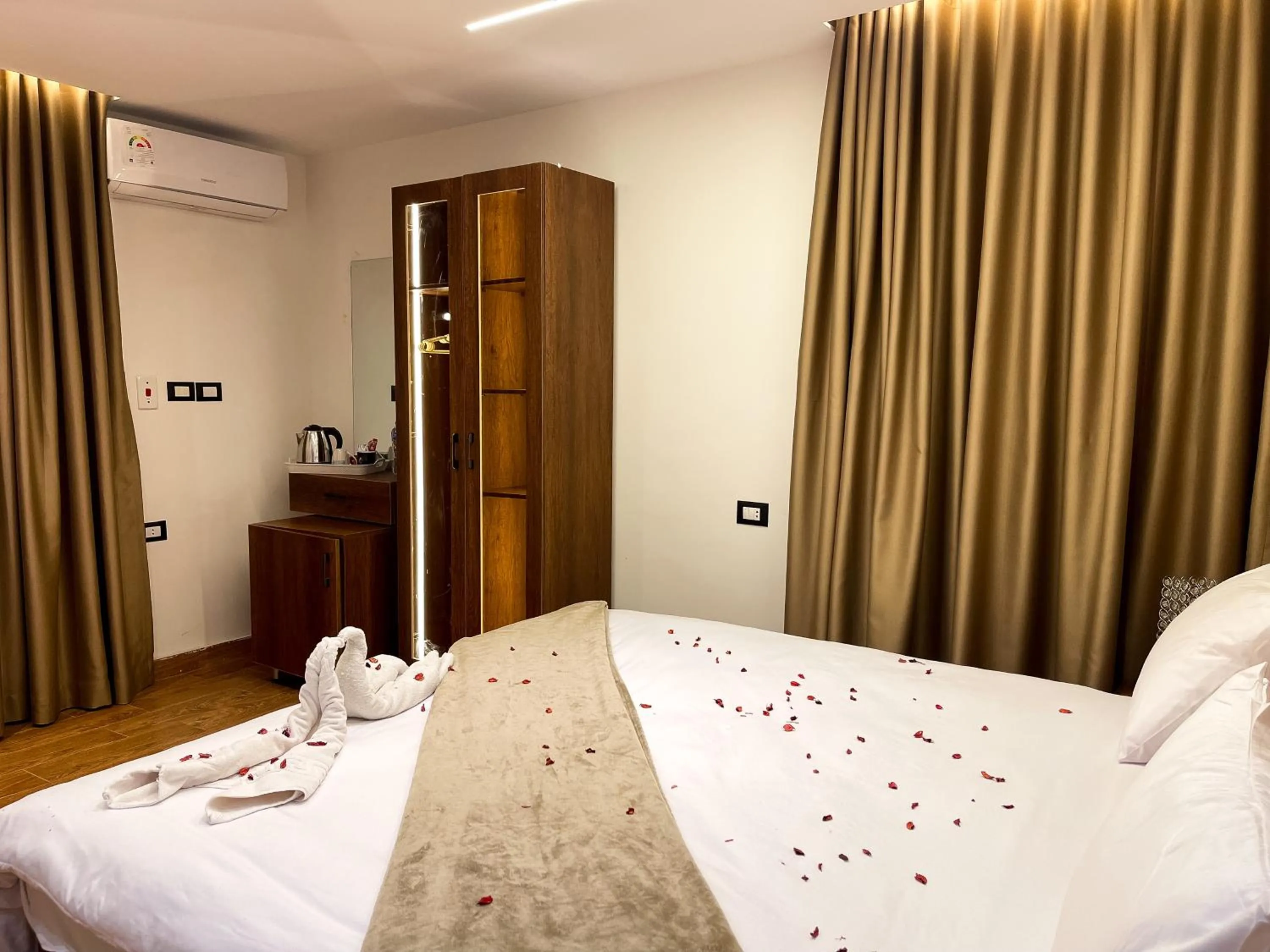 Bed in Point Pyramids View