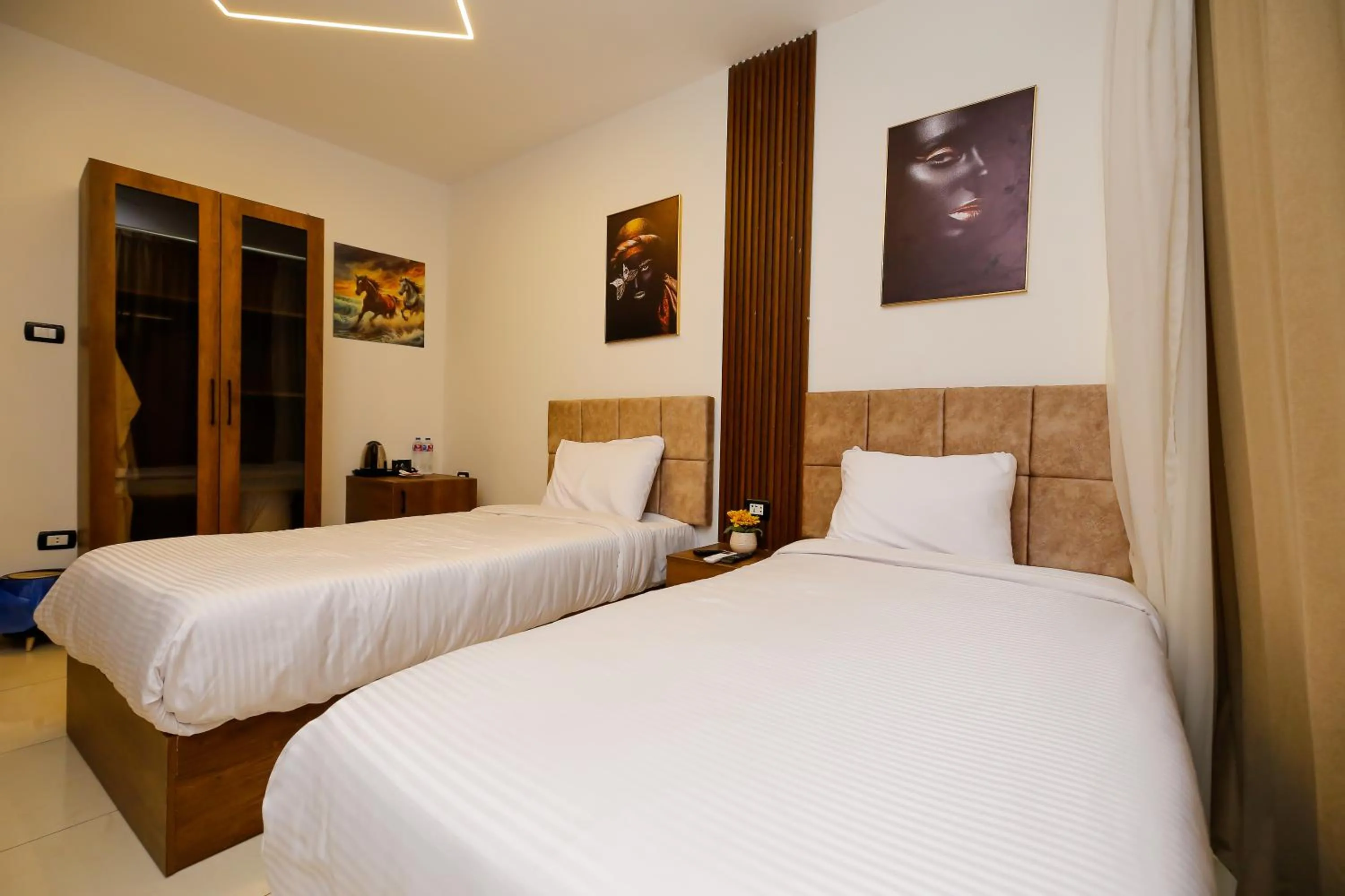 Bedroom, Bed in Point Pyramids View