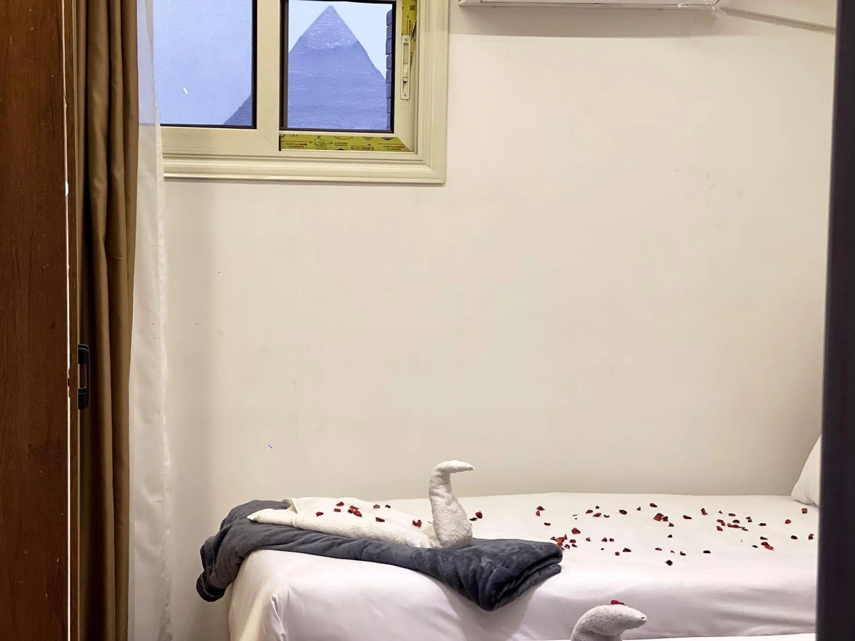 Bed in Point Pyramids View