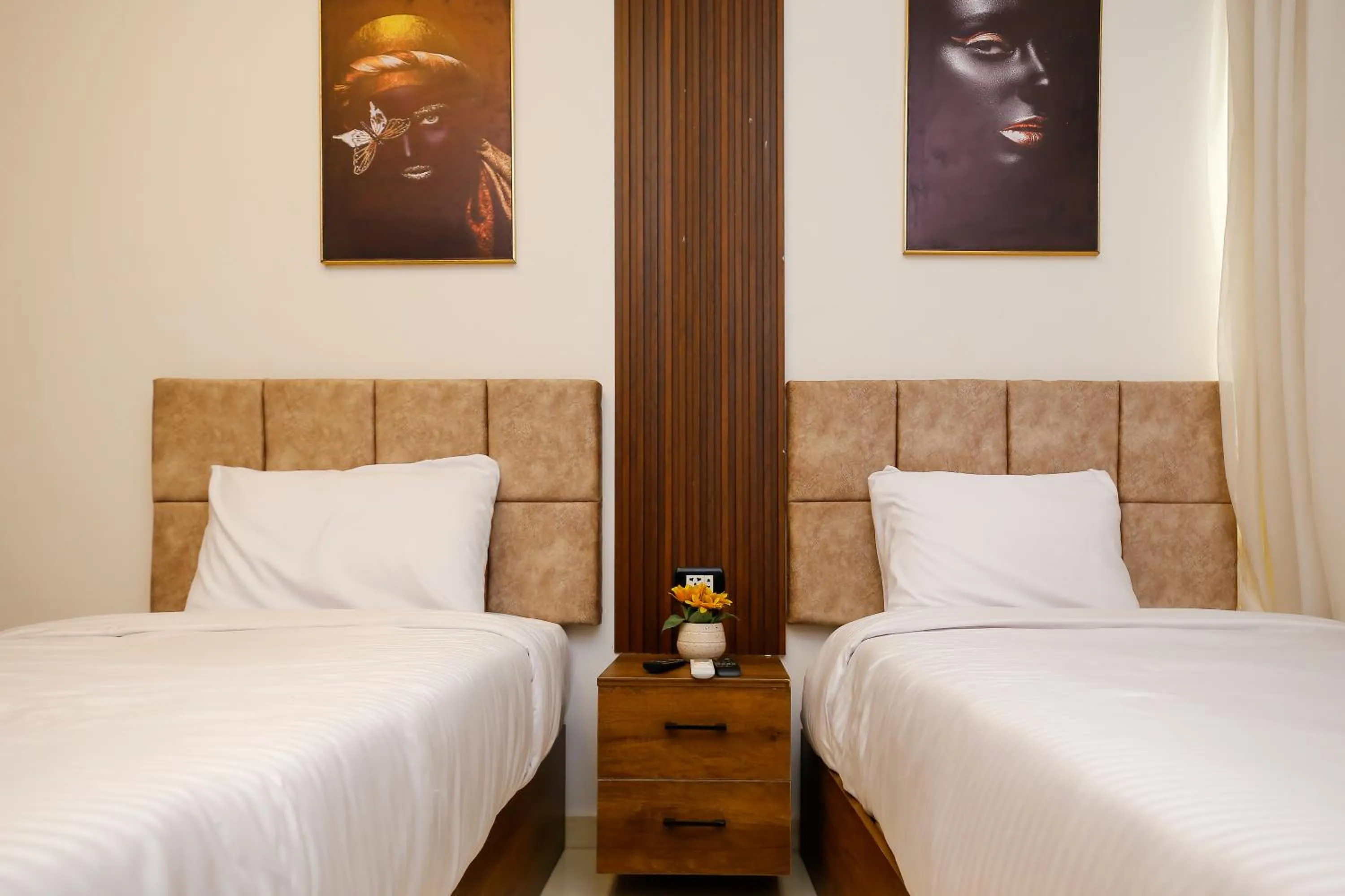 Bedroom, Bed in Point Pyramids View