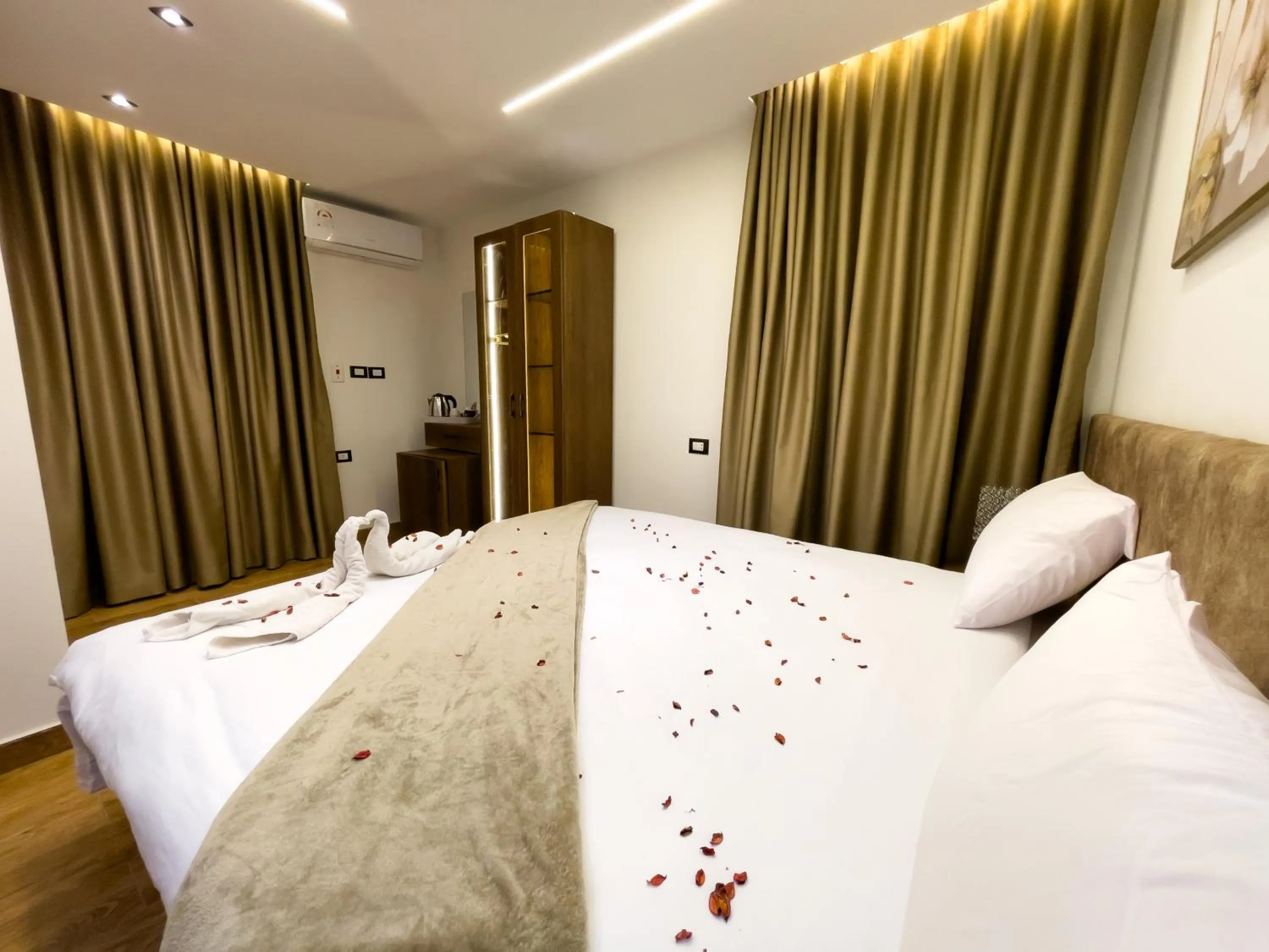 Bed in Point Pyramids View