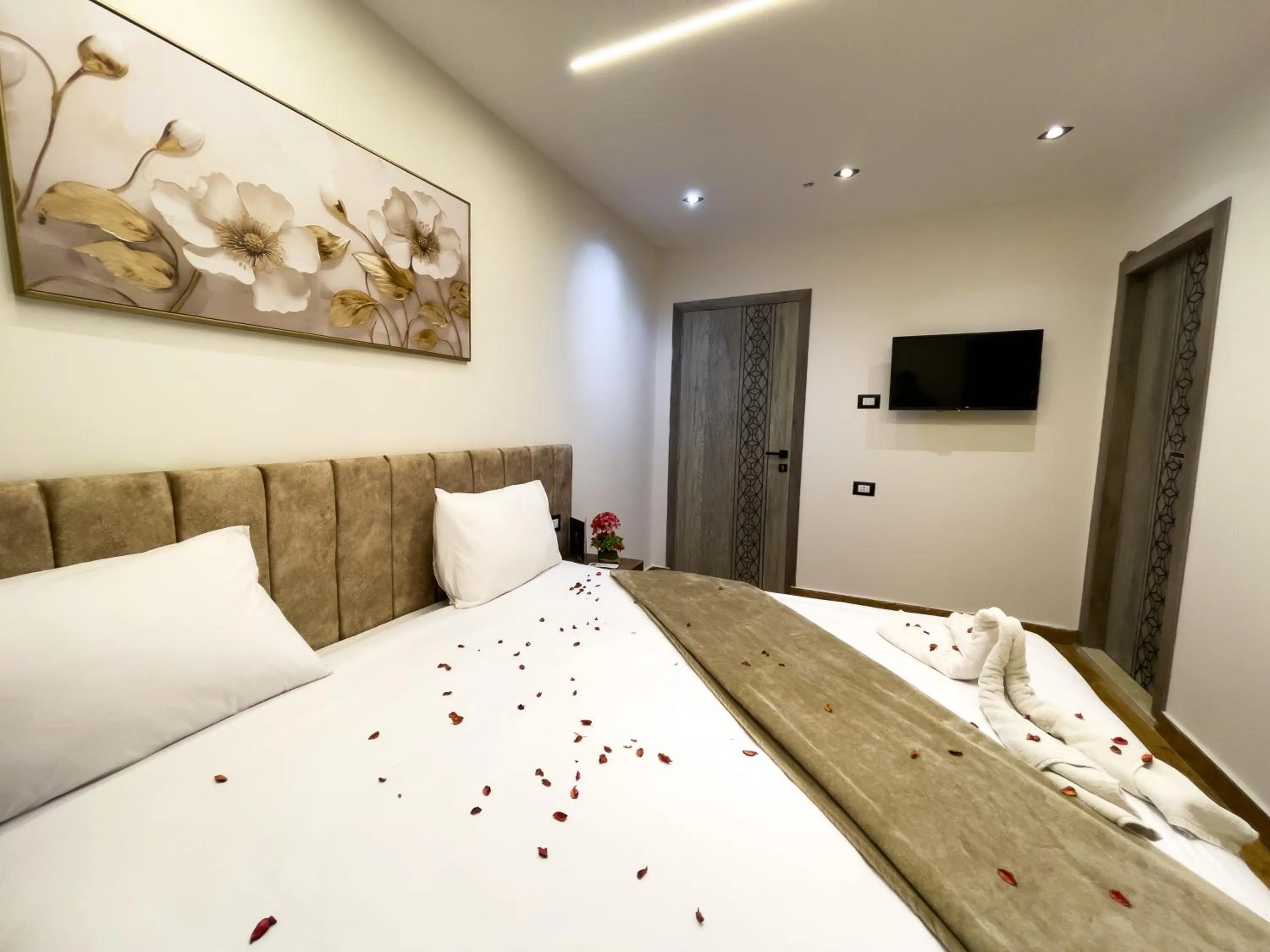 Communal lounge/ TV room, Bed in Point Pyramids View