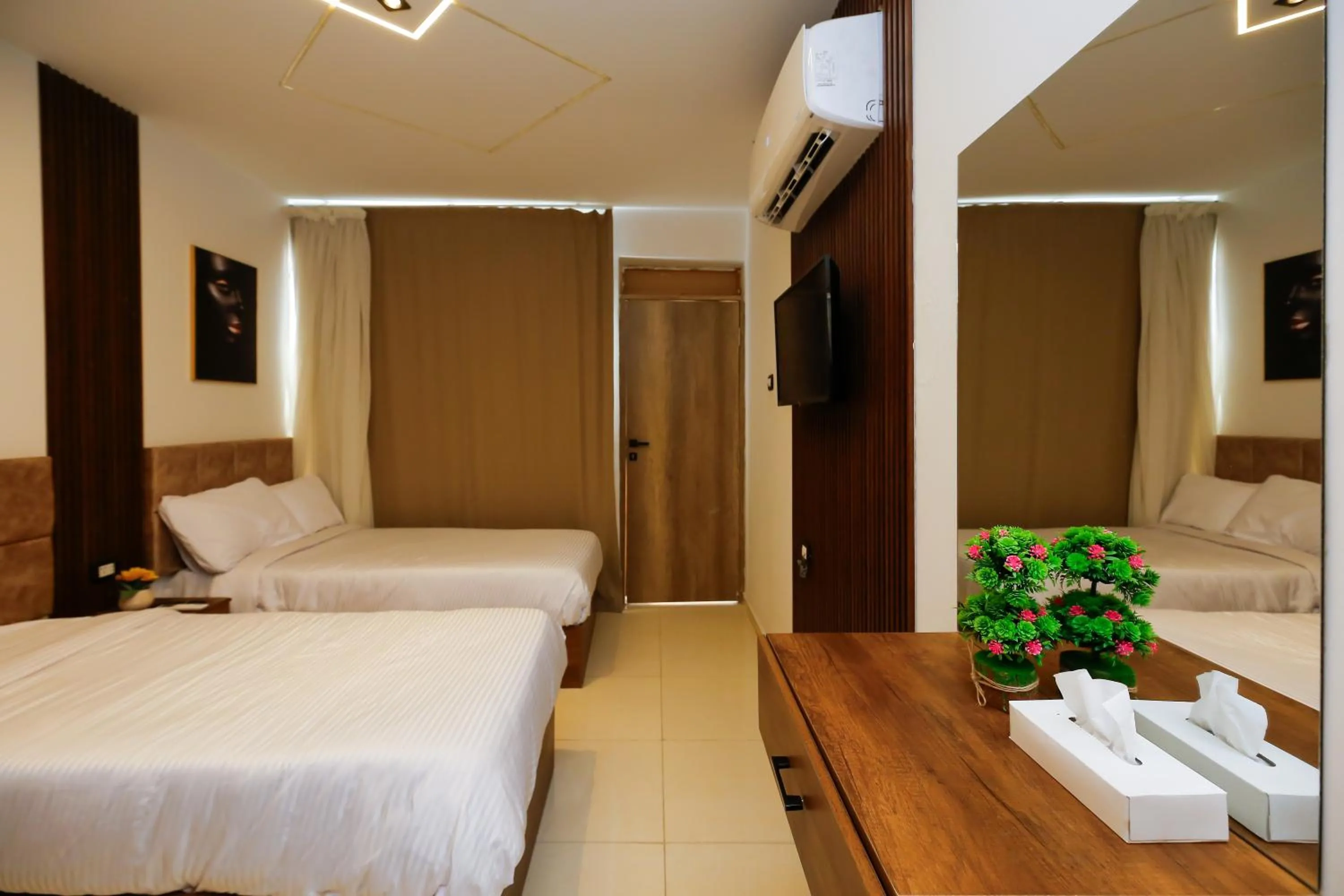 Bedroom, Bed in Point Pyramids View