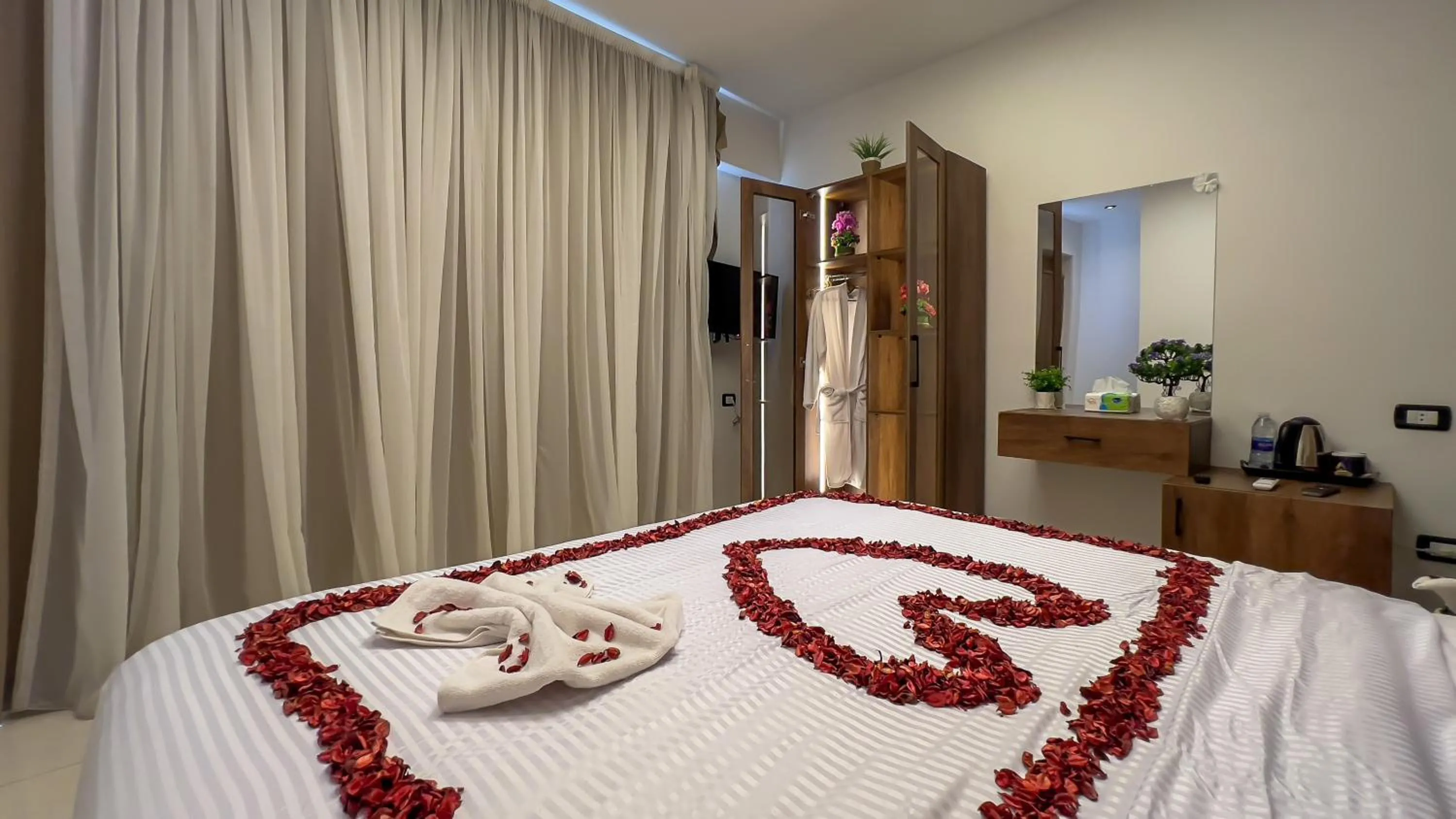 Bedroom, Bed in Point Pyramids View