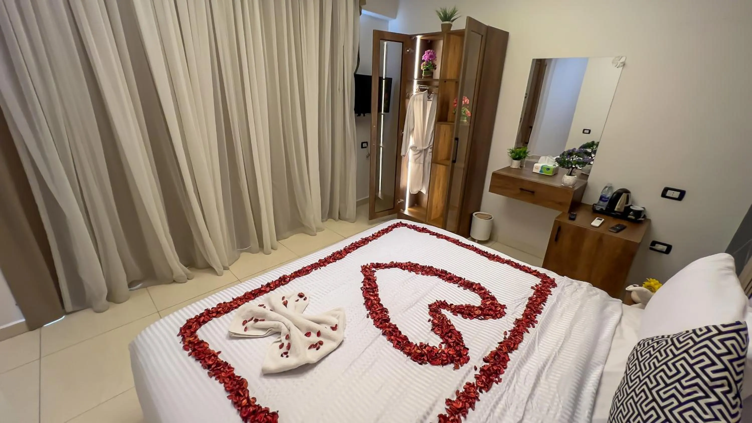 Bedroom, Bed in Point Pyramids View