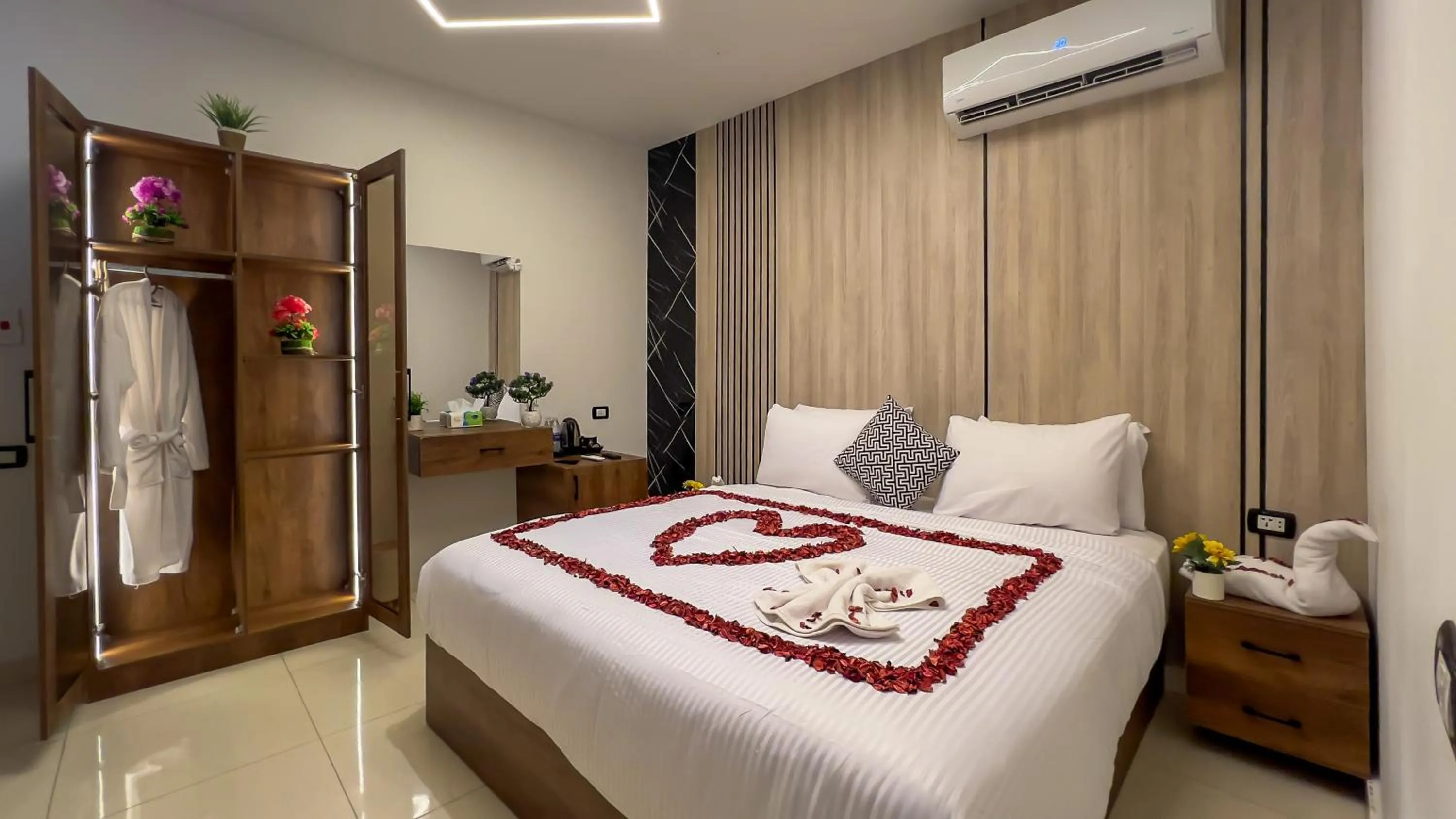 Bedroom, Bed in Point Pyramids View