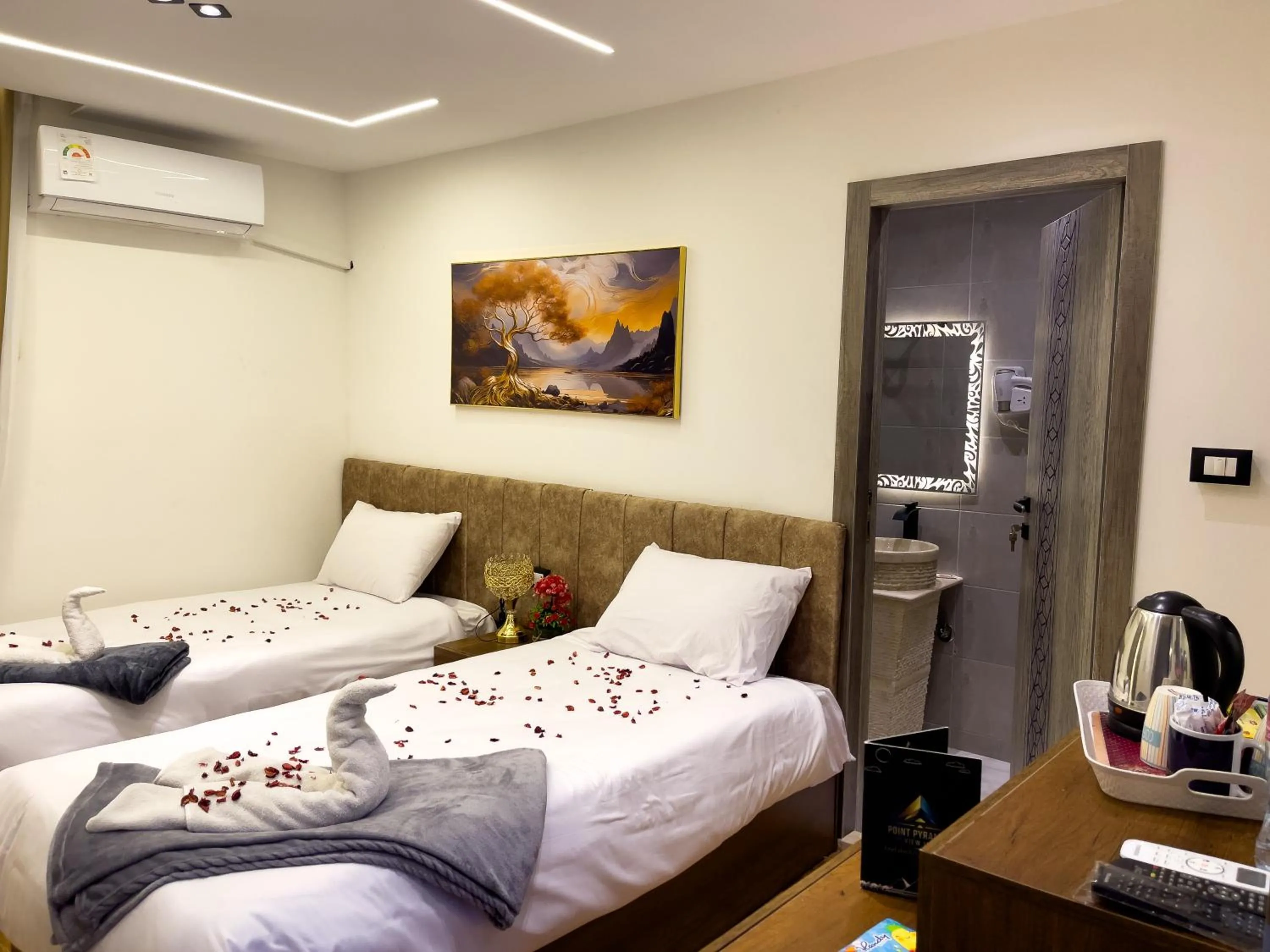 Standard Twin Room in Point Pyramids View