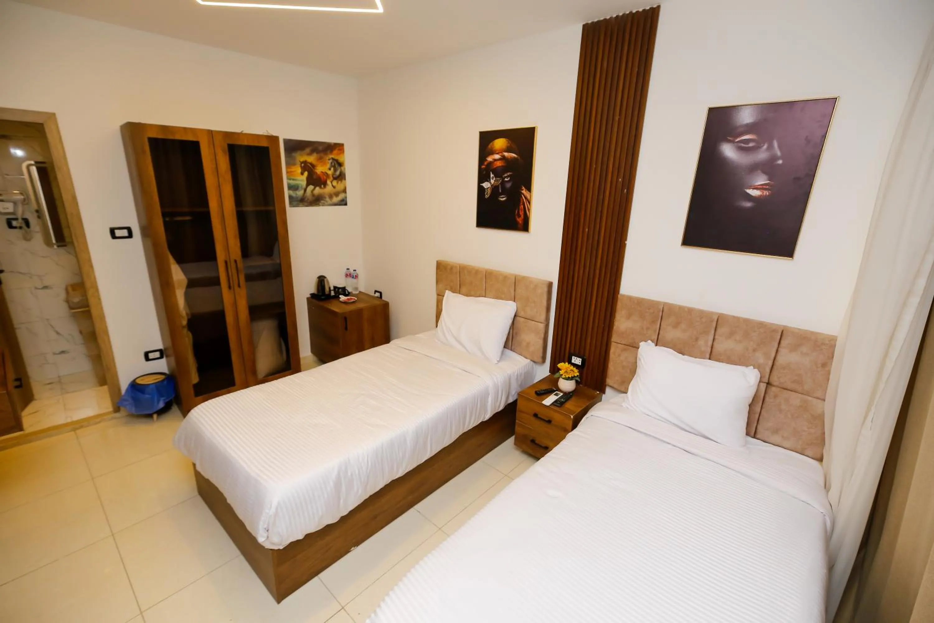Bedroom, Bed in Point Pyramids View