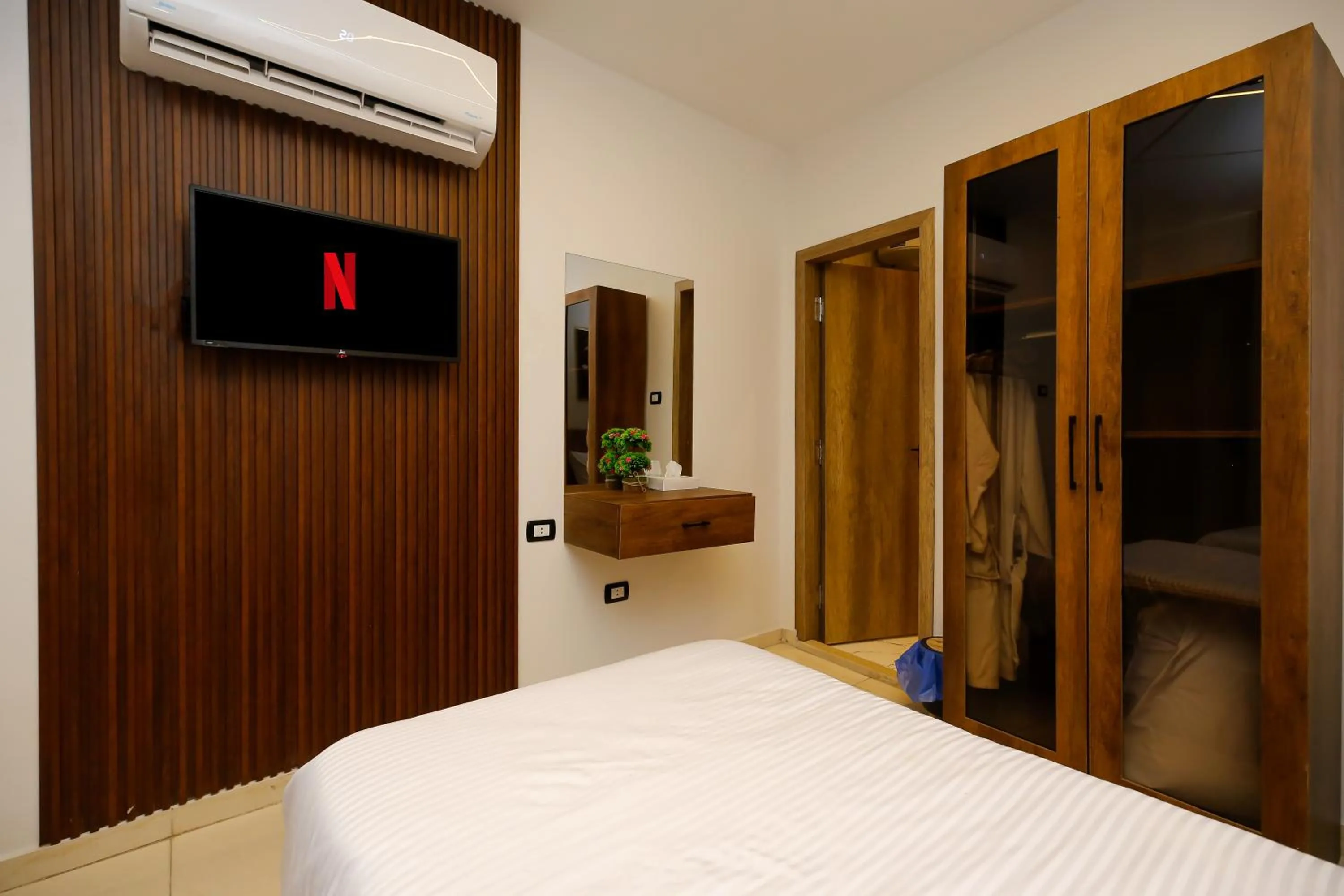Bedroom, Bed in Point Pyramids View