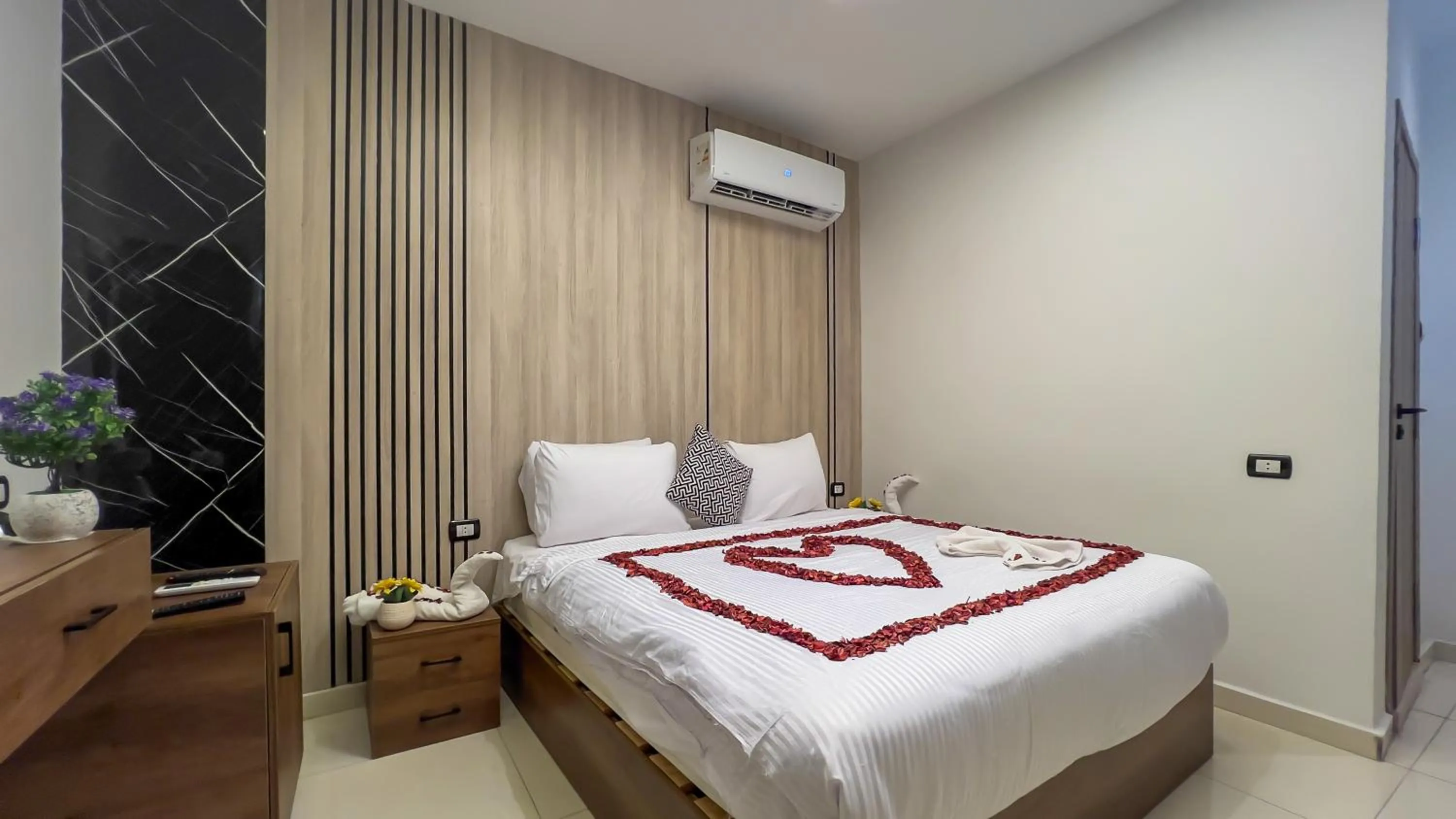 Bed in Point Pyramids View