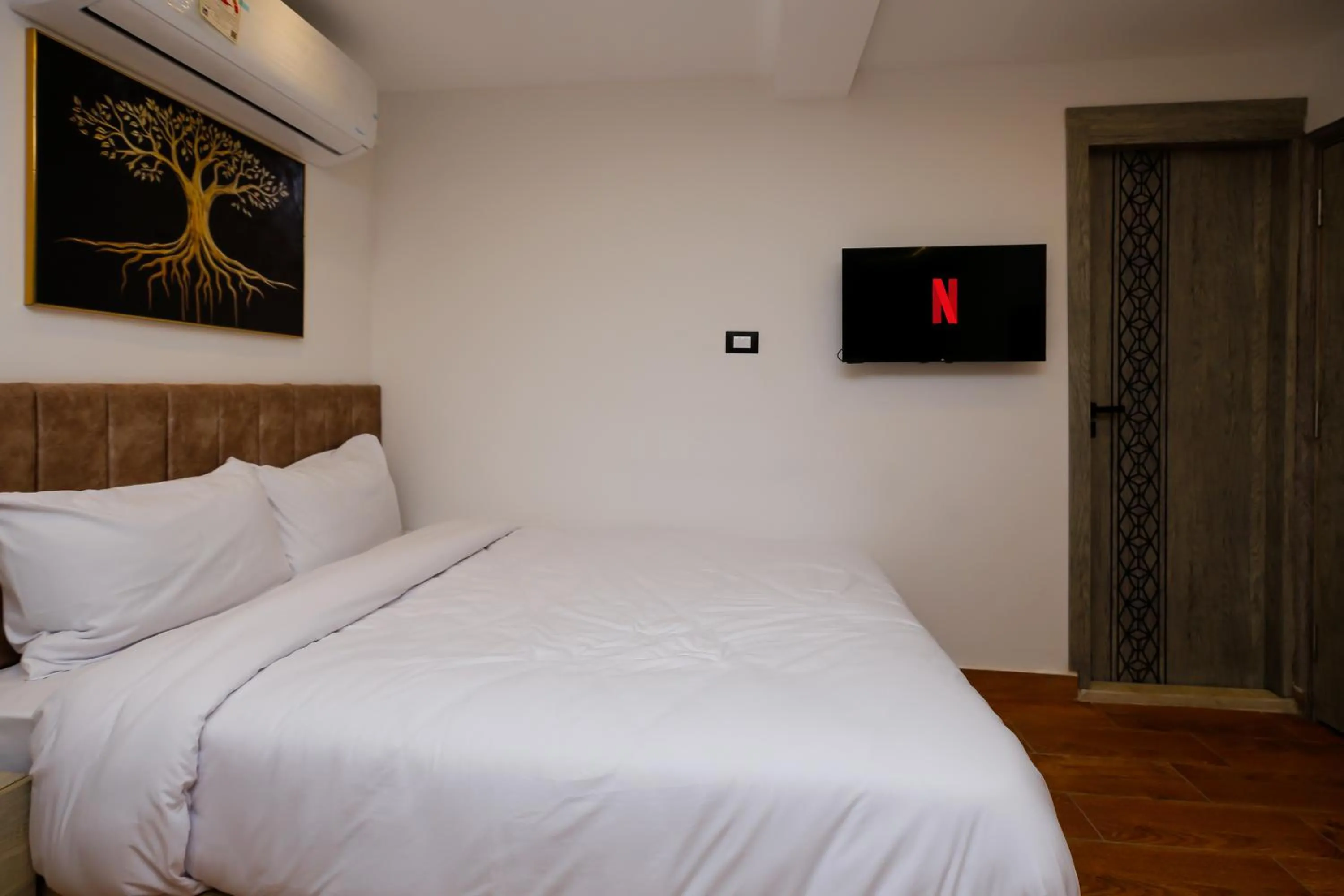 Bedroom, Bed in Point Pyramids View