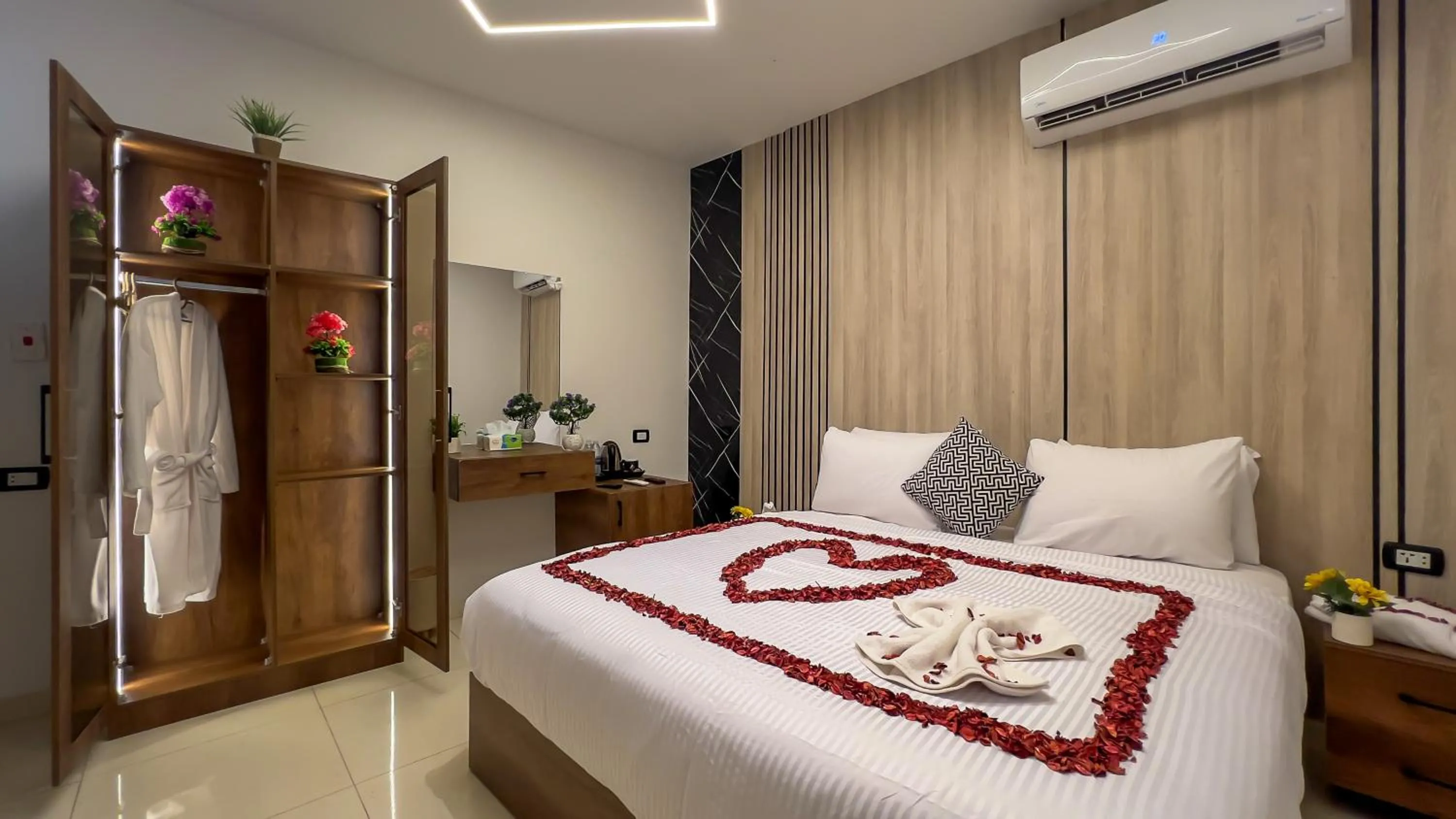 Bedroom, Bed in Point Pyramids View