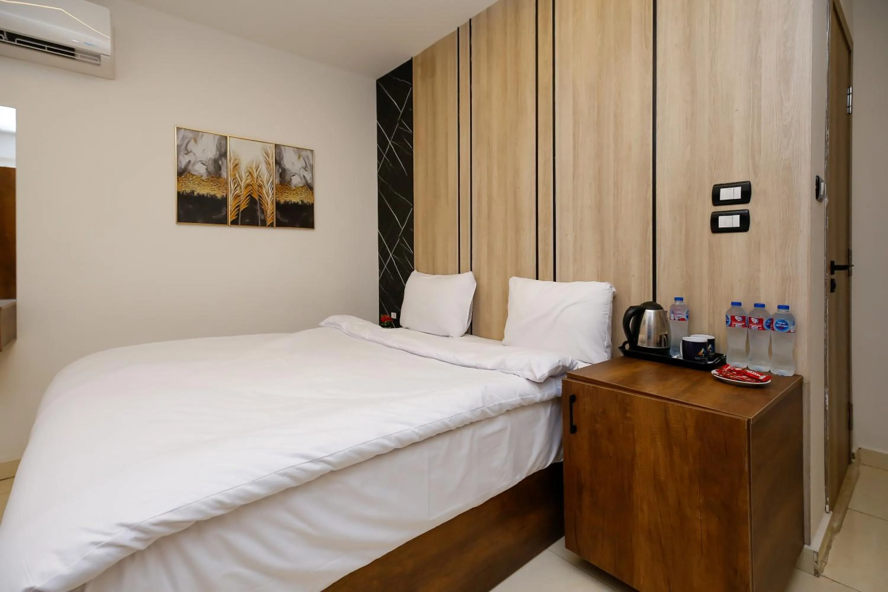 Bedroom, Bed in Point Pyramids View