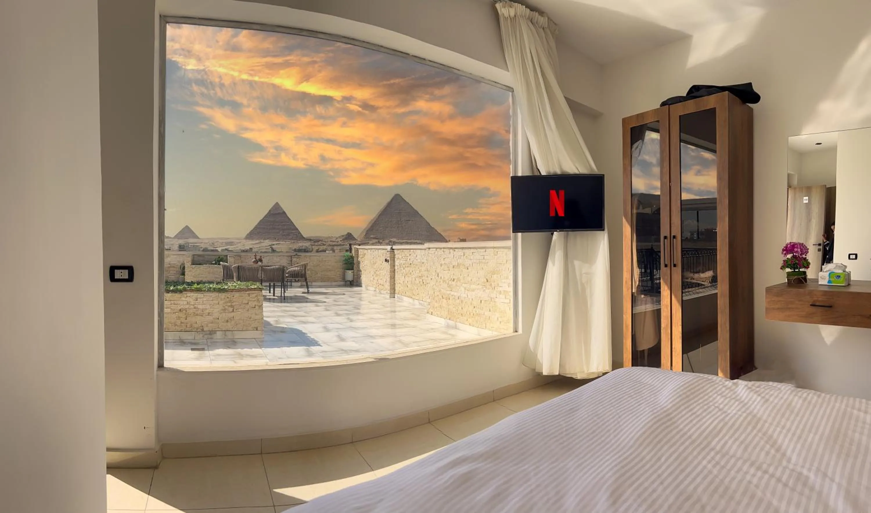 TV and multimedia, Bed in Point Pyramids View