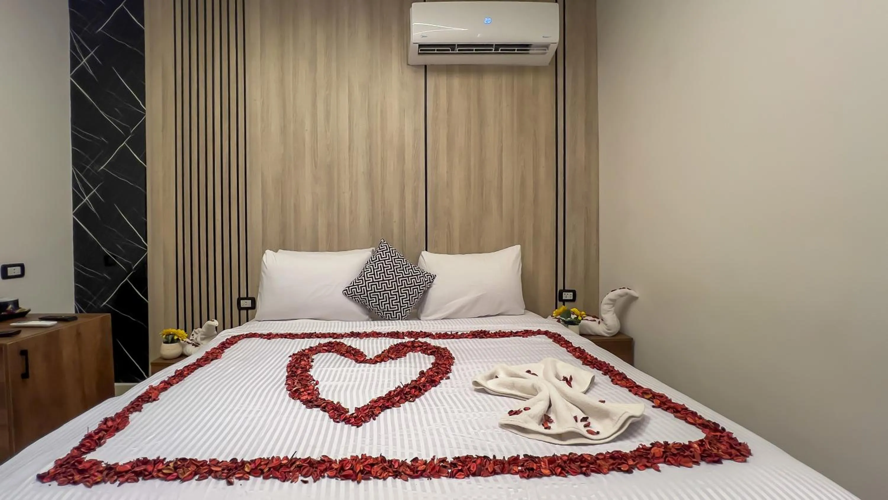 Bedroom, Bed in Point Pyramids View