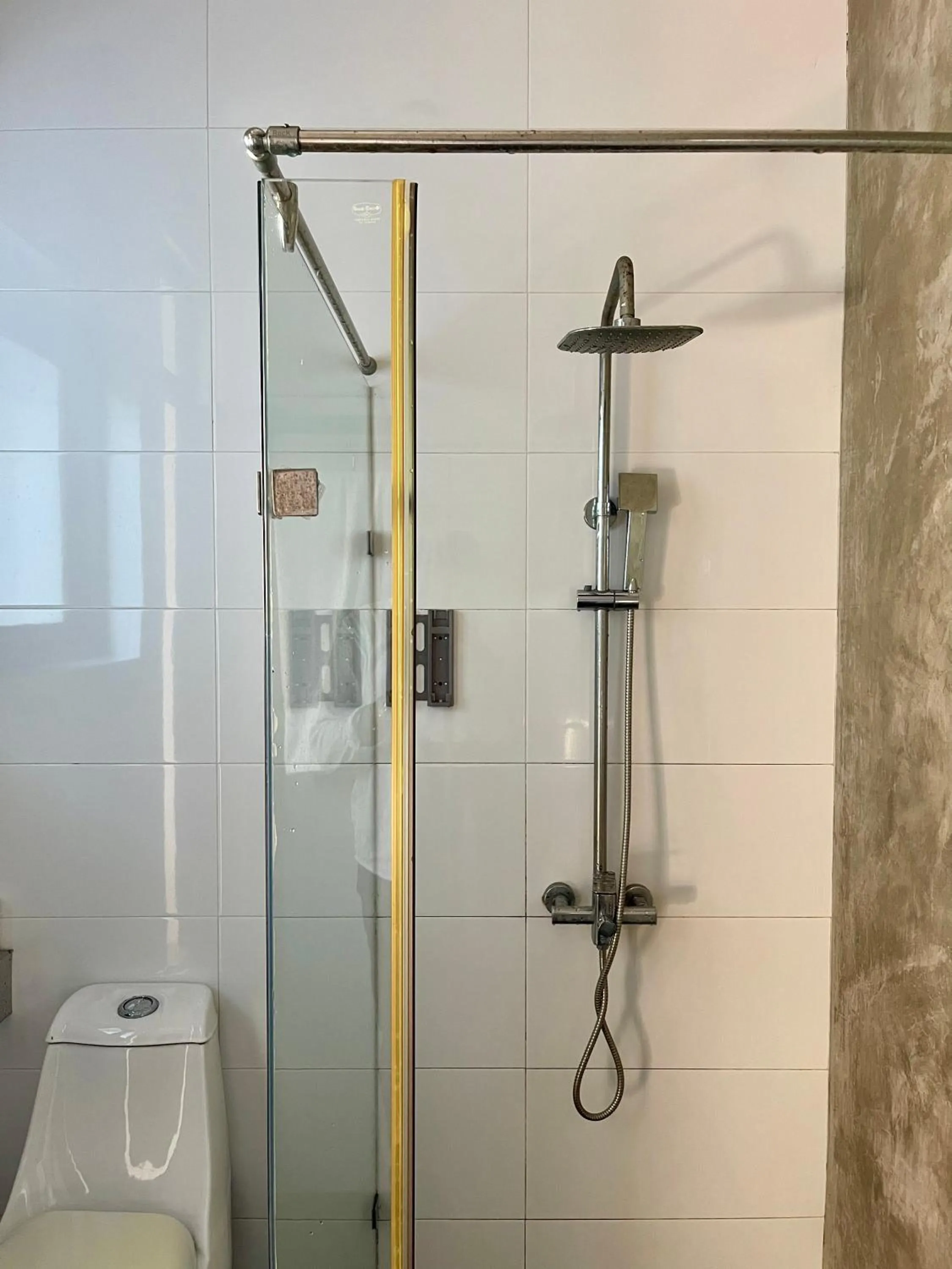 Shower in Olanro Hotel Negombo