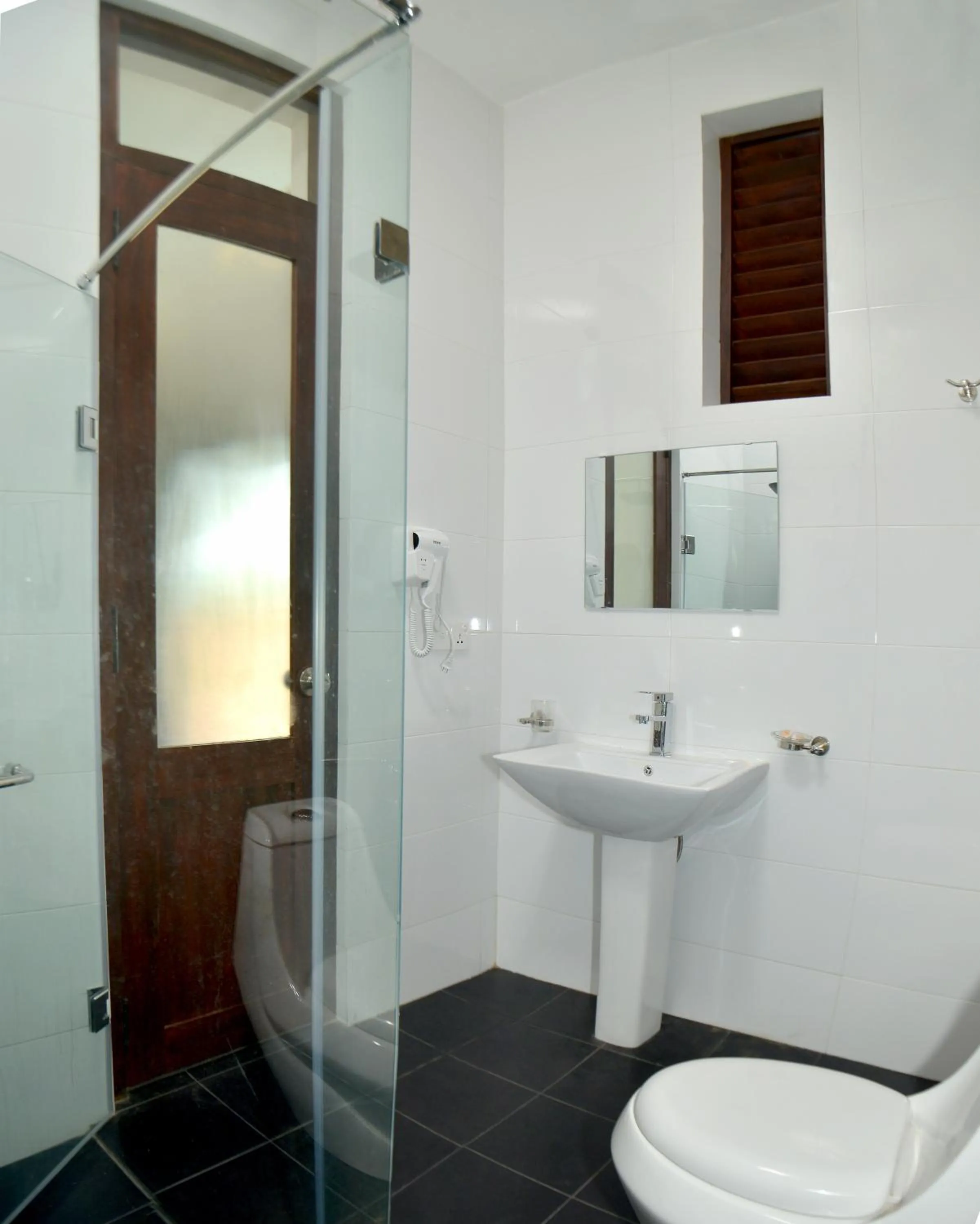 Shower in Olanro Hotel Negombo