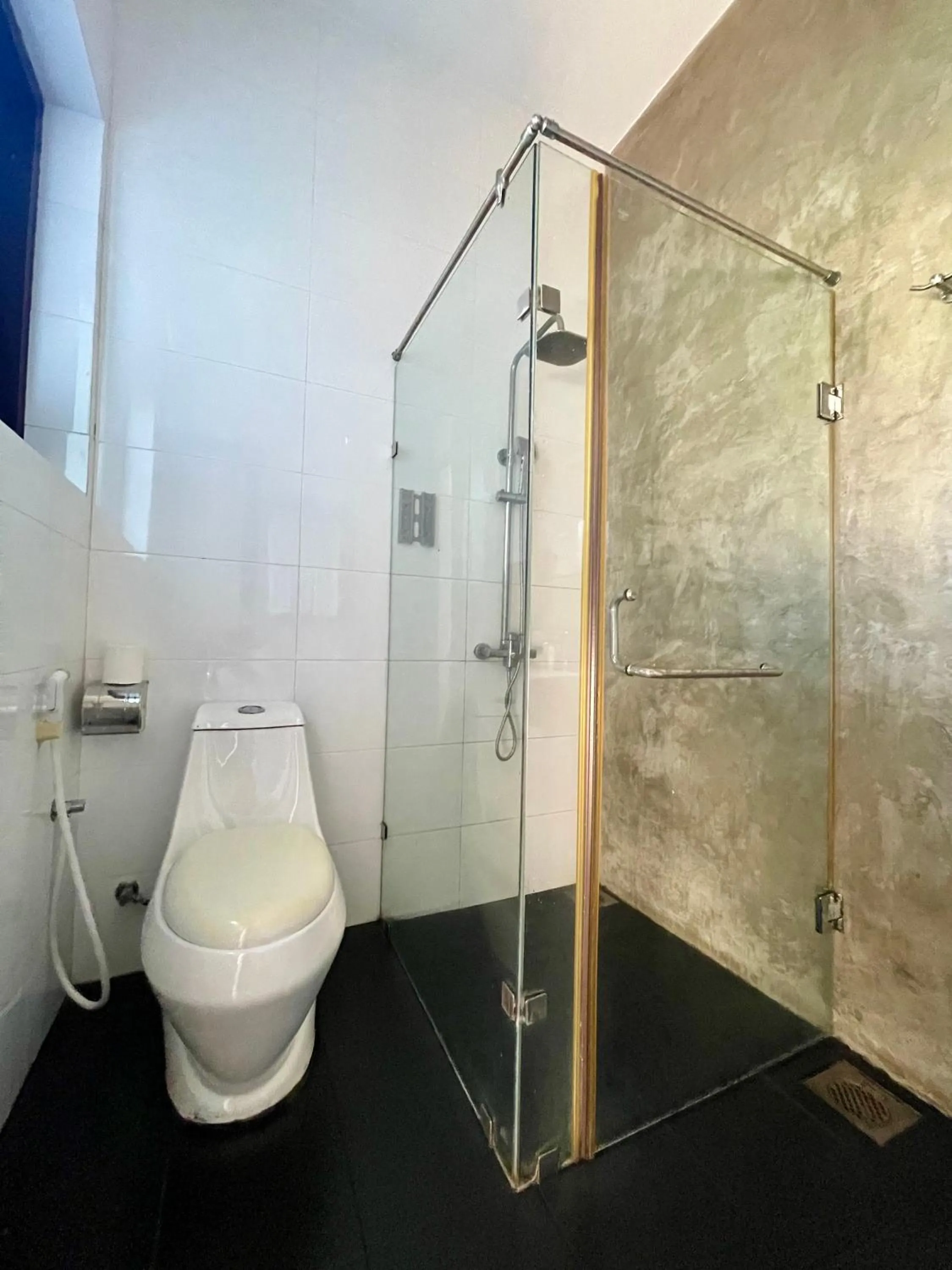 Shower in Olanro Hotel Negombo