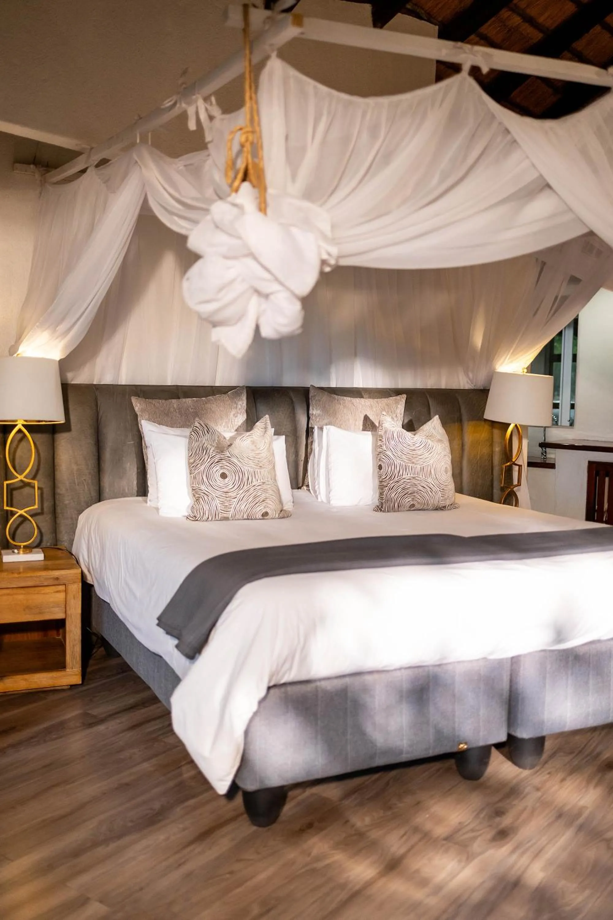 Property building, Bed in Karongwe - Kuname Safari Lodge