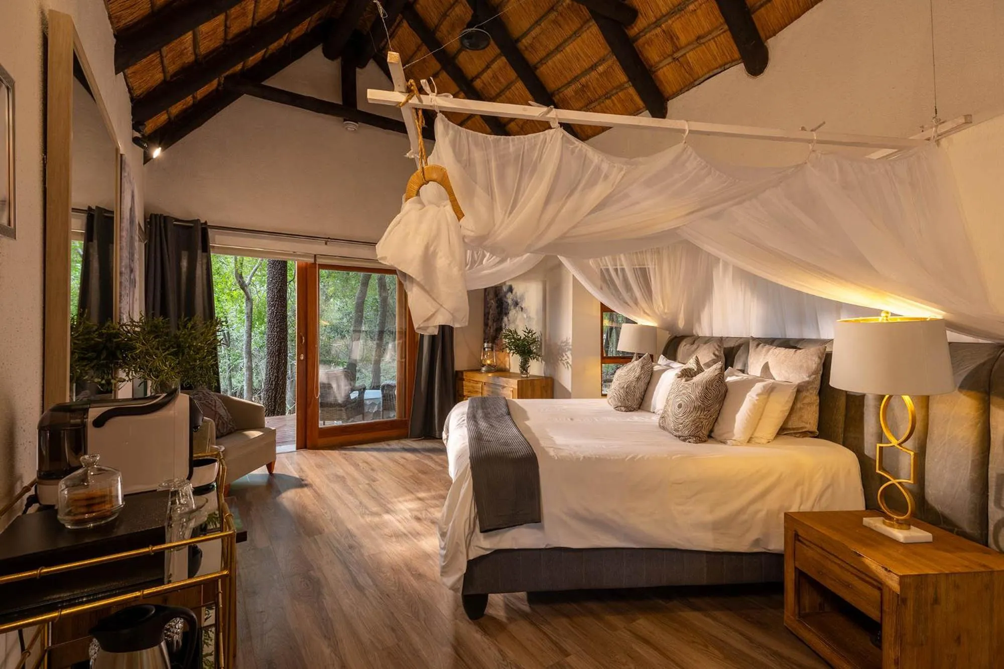 Property building, Bed in Karongwe - Kuname Safari Lodge