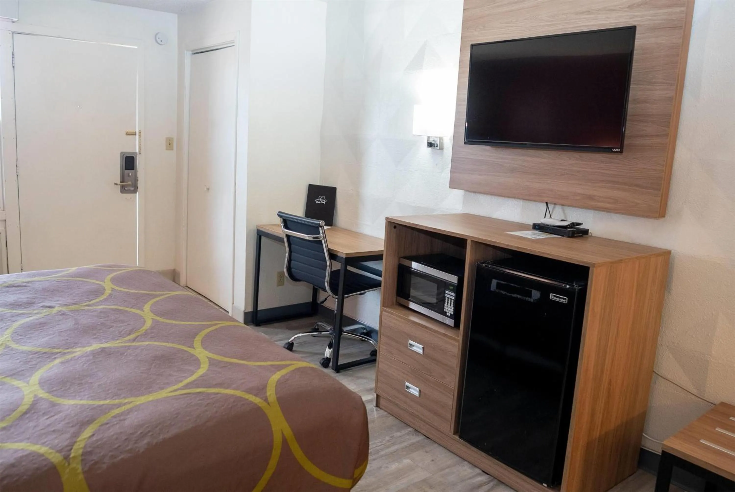 Photo of the whole room, Bed in Super 8 by Wyndham Newcastle