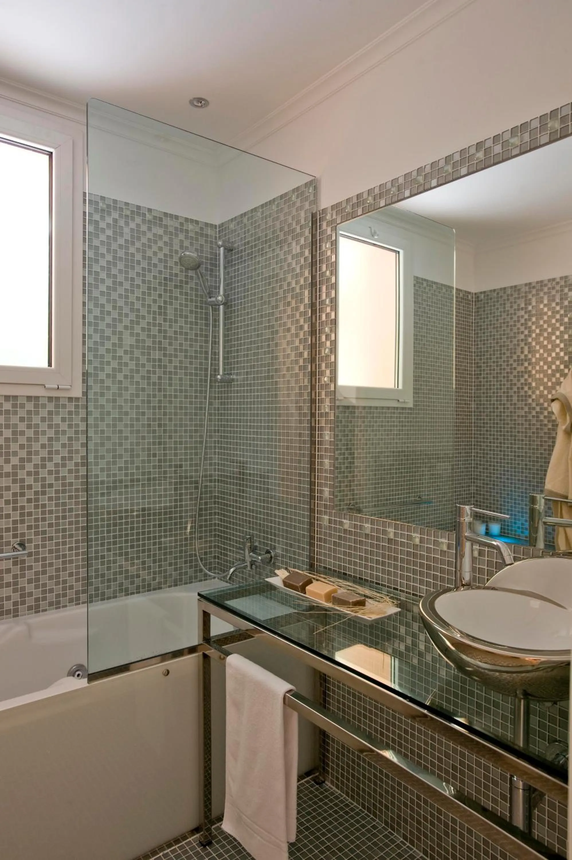 Hot Tub in Hotel Mediterraneo Club Benessere