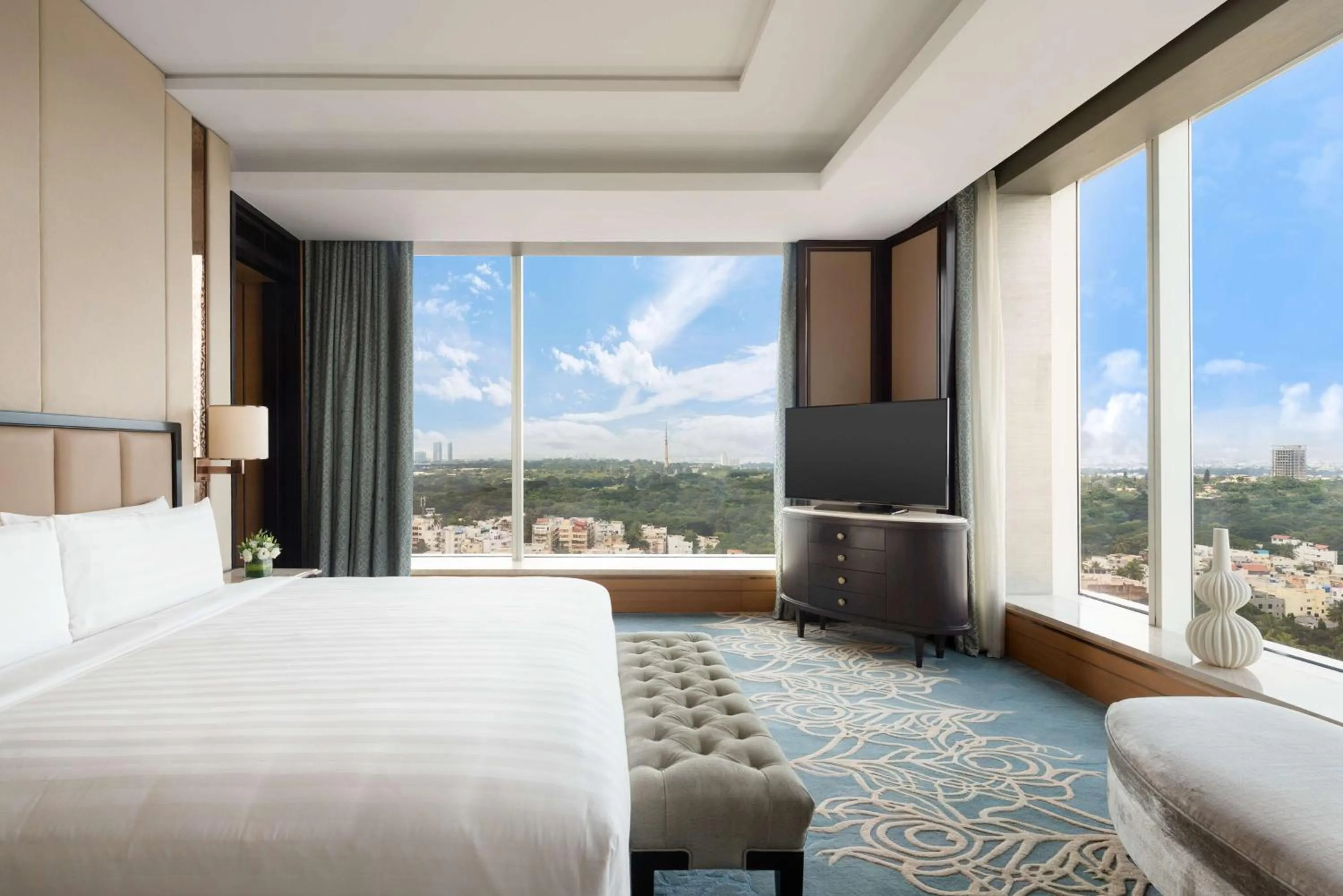 Bed in Shangri-La Bengaluru