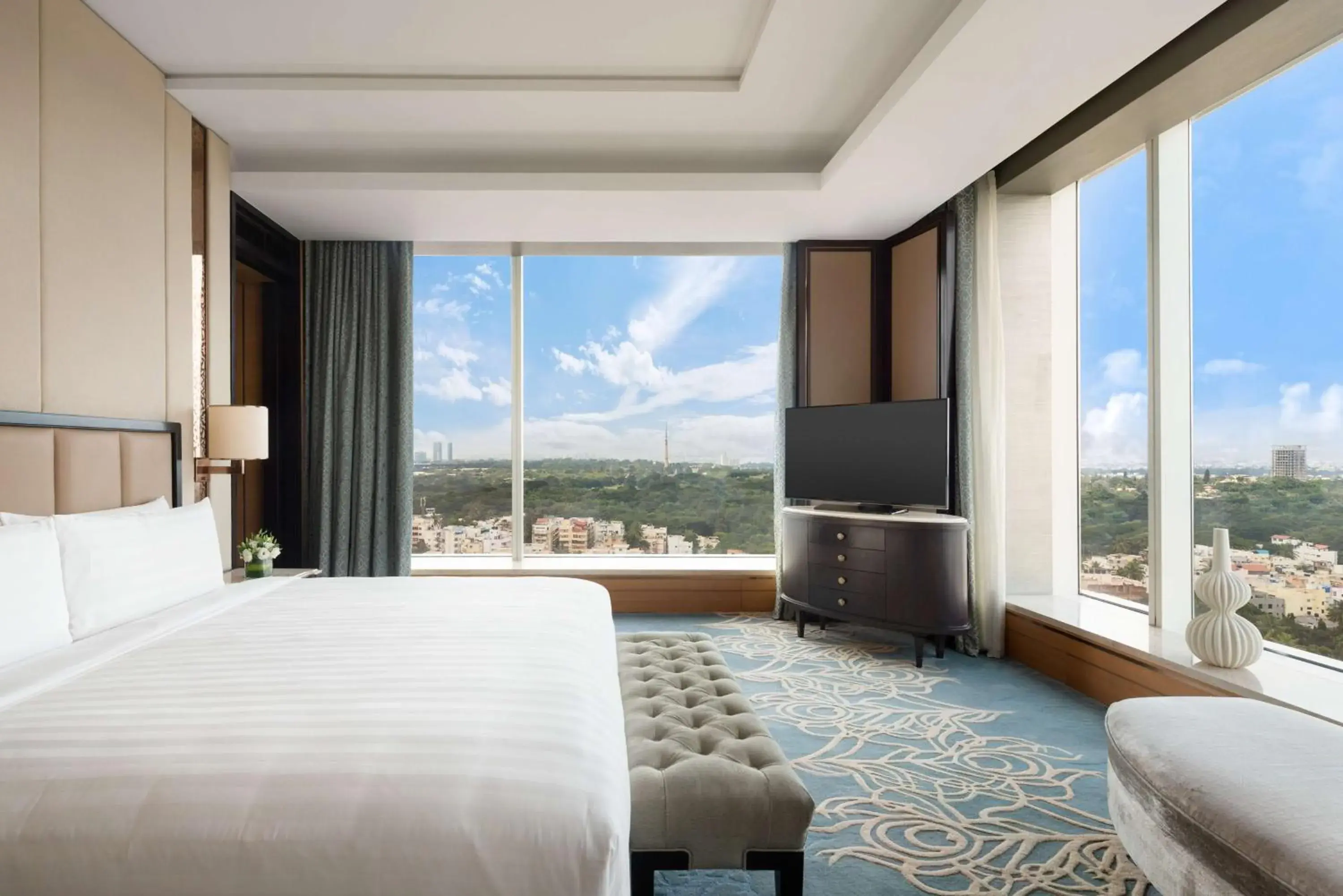 Bed in Shangri-La Bengaluru Bed in Shangri-La Bengaluru