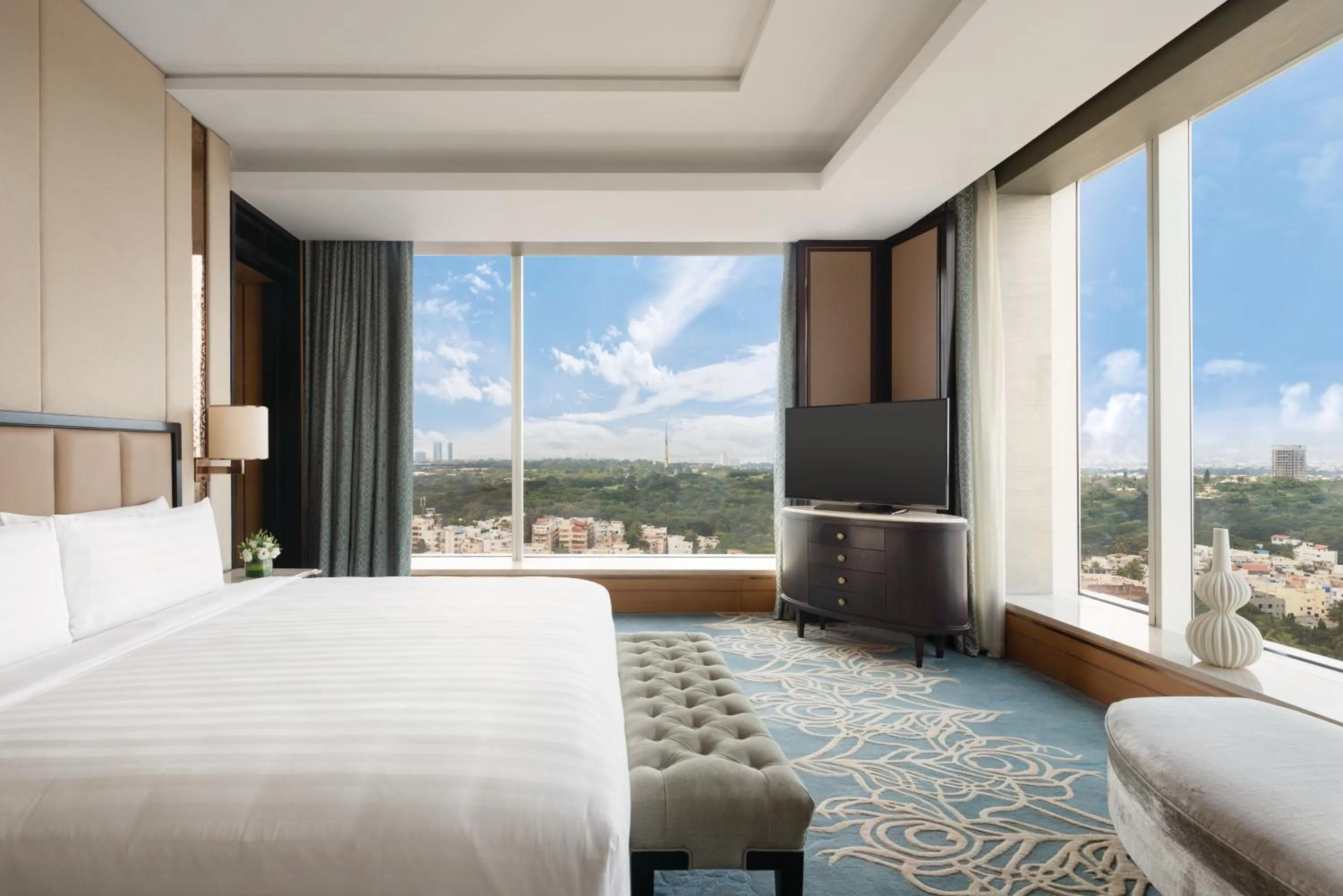 Photo of the whole room, Bed in Shangri-La Bengaluru