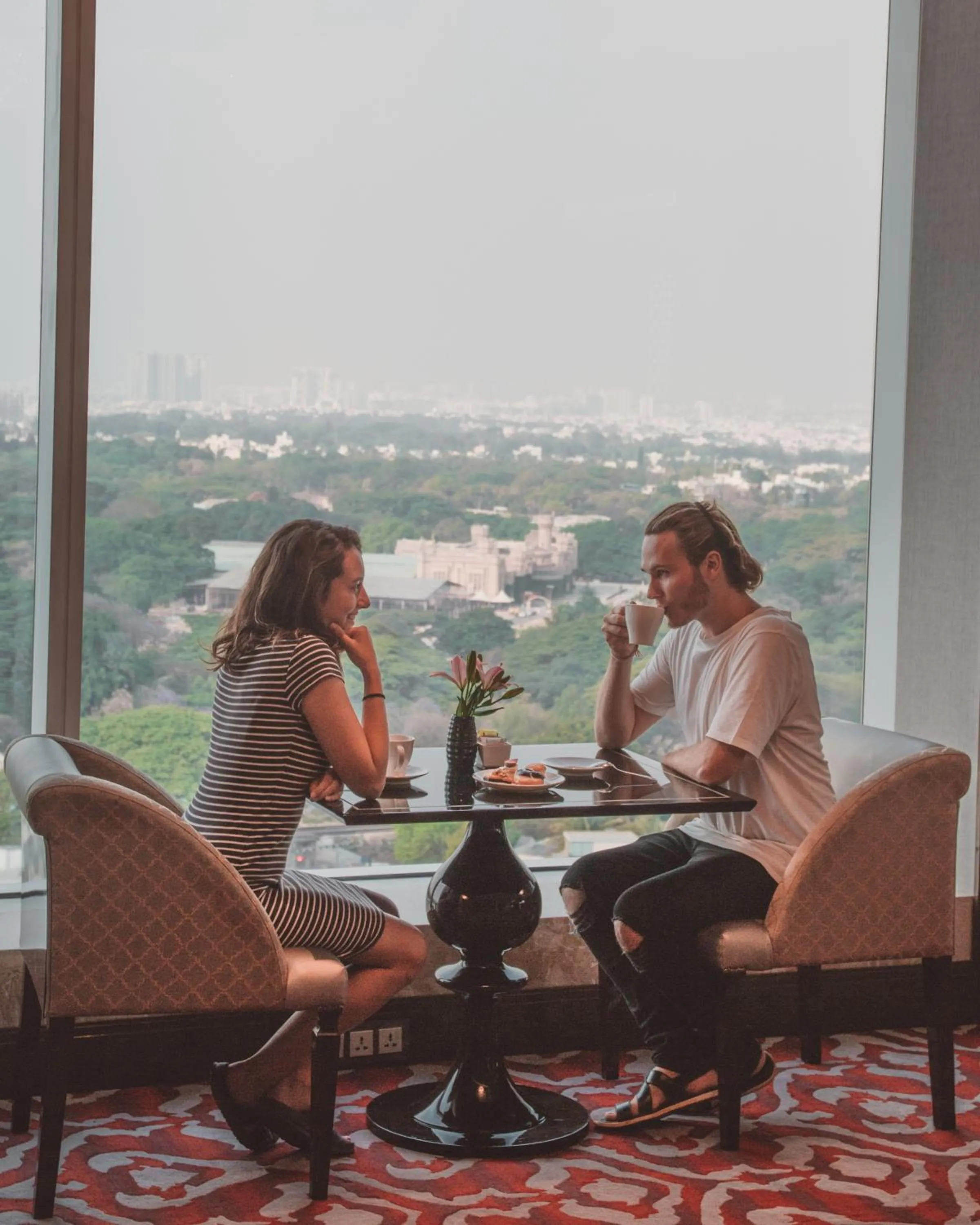 Lounge or bar in Shangri-La Bengaluru