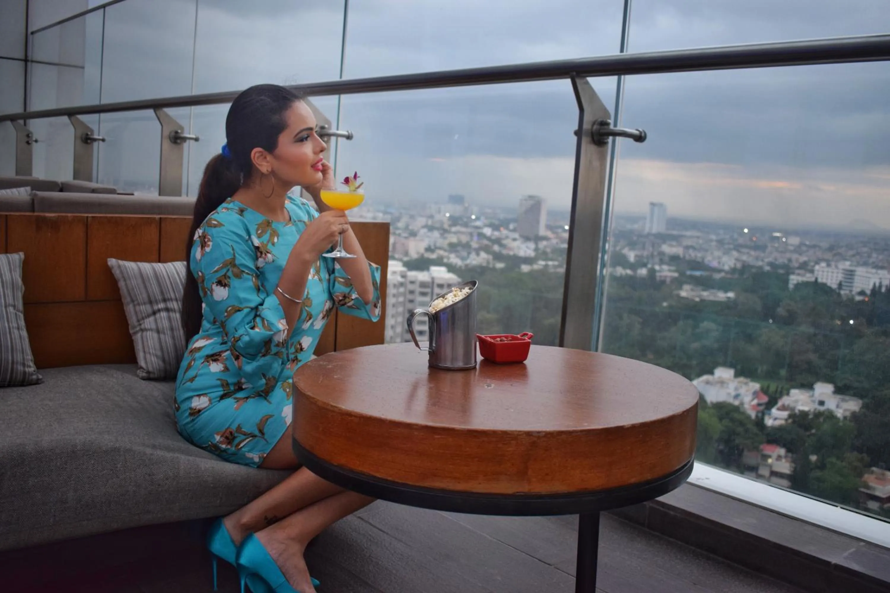 Lounge or bar in Shangri-La Bengaluru