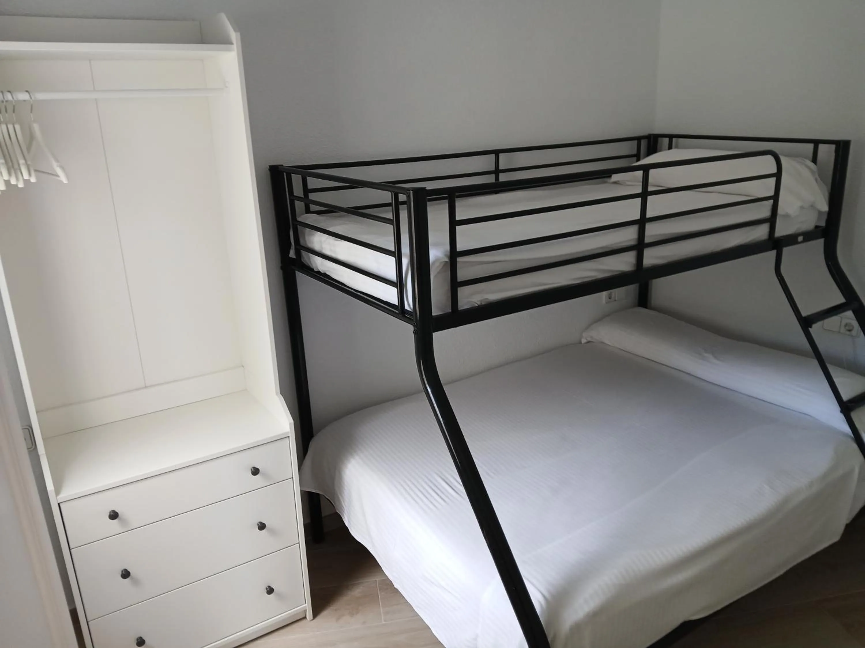 Bedroom, Bed in Apartamentos Benidorm Chorrol