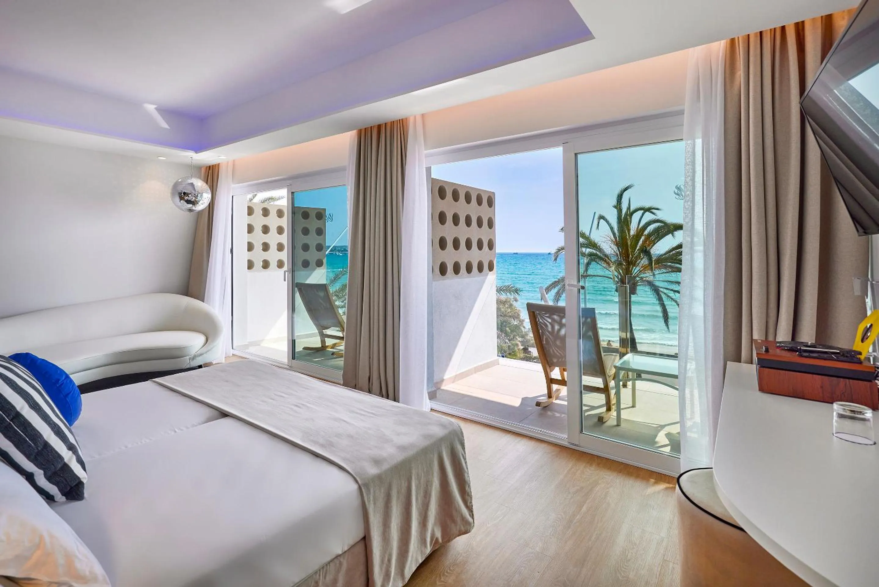 Bed in Universal Hotel Neptuno - Adults Only