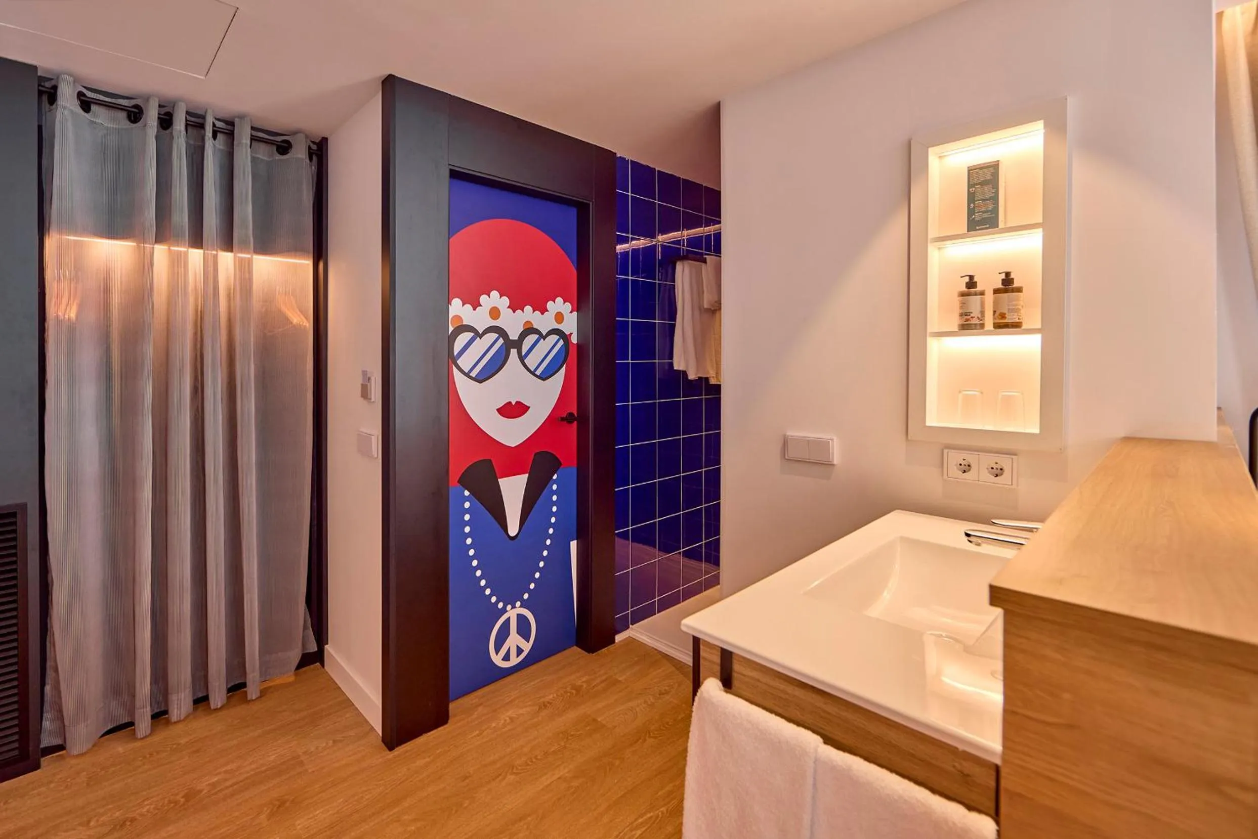 Bathroom, Bed in Universal Hotel Neptuno - Adults Only