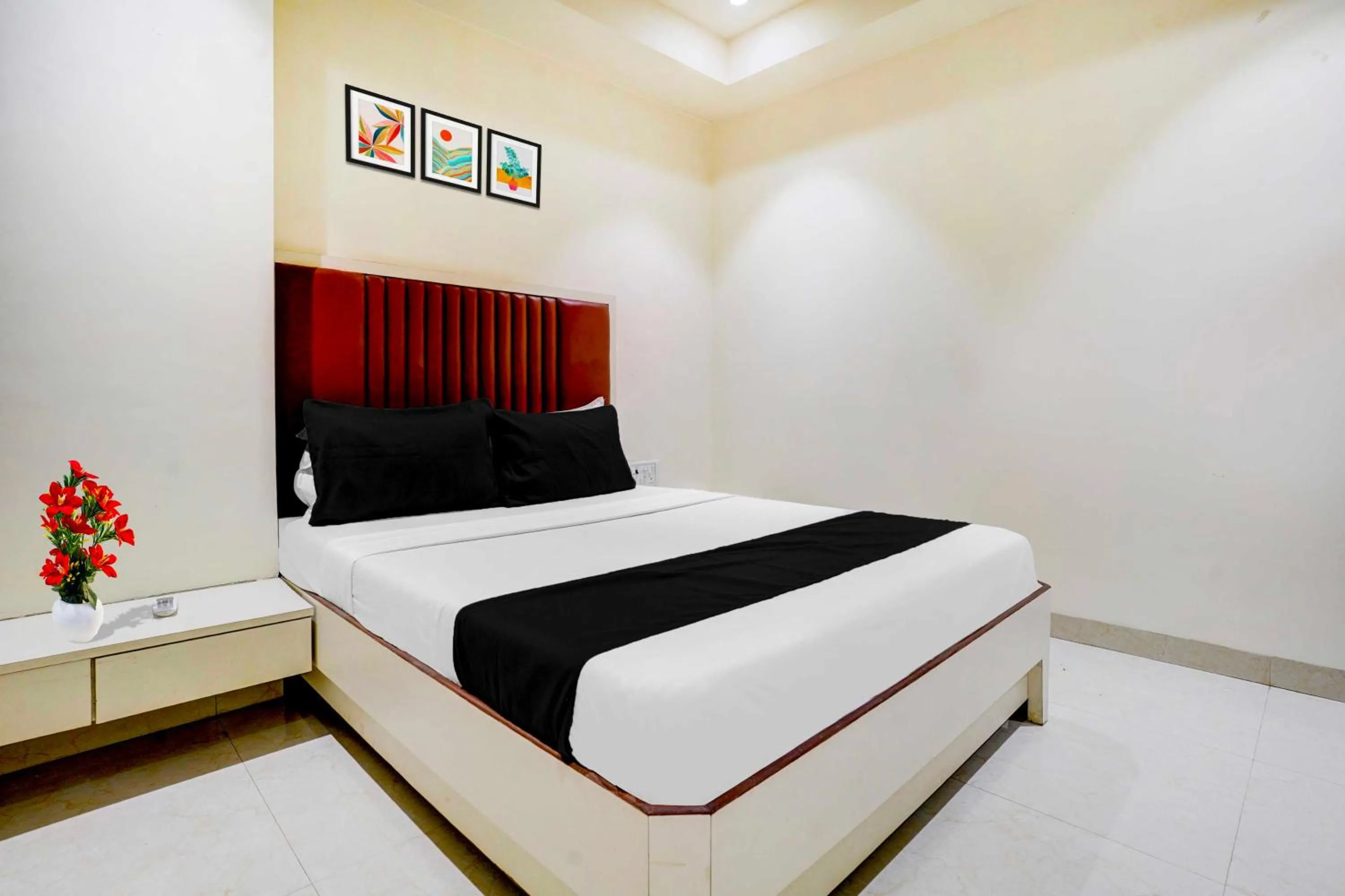 Bedroom, Bed in Hotel O Ulhasnagar Railway Station