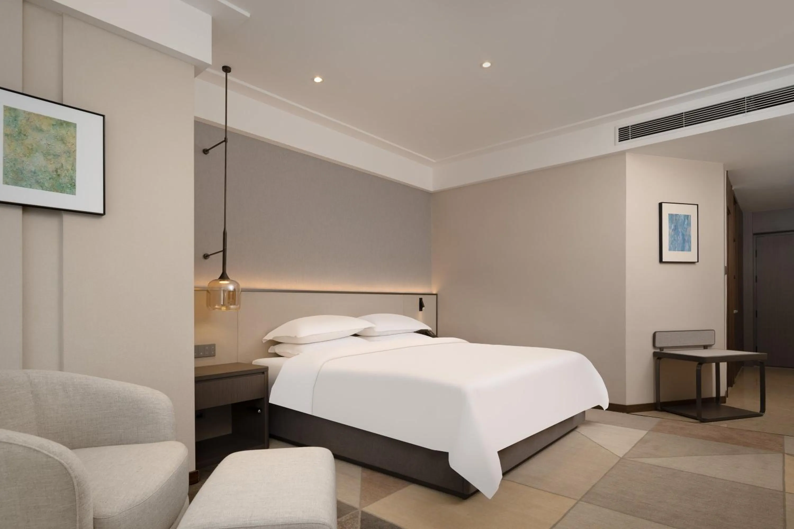 Photo of the whole room, Bed in Howard Johnson Liquor Capital Hotel Luzhou