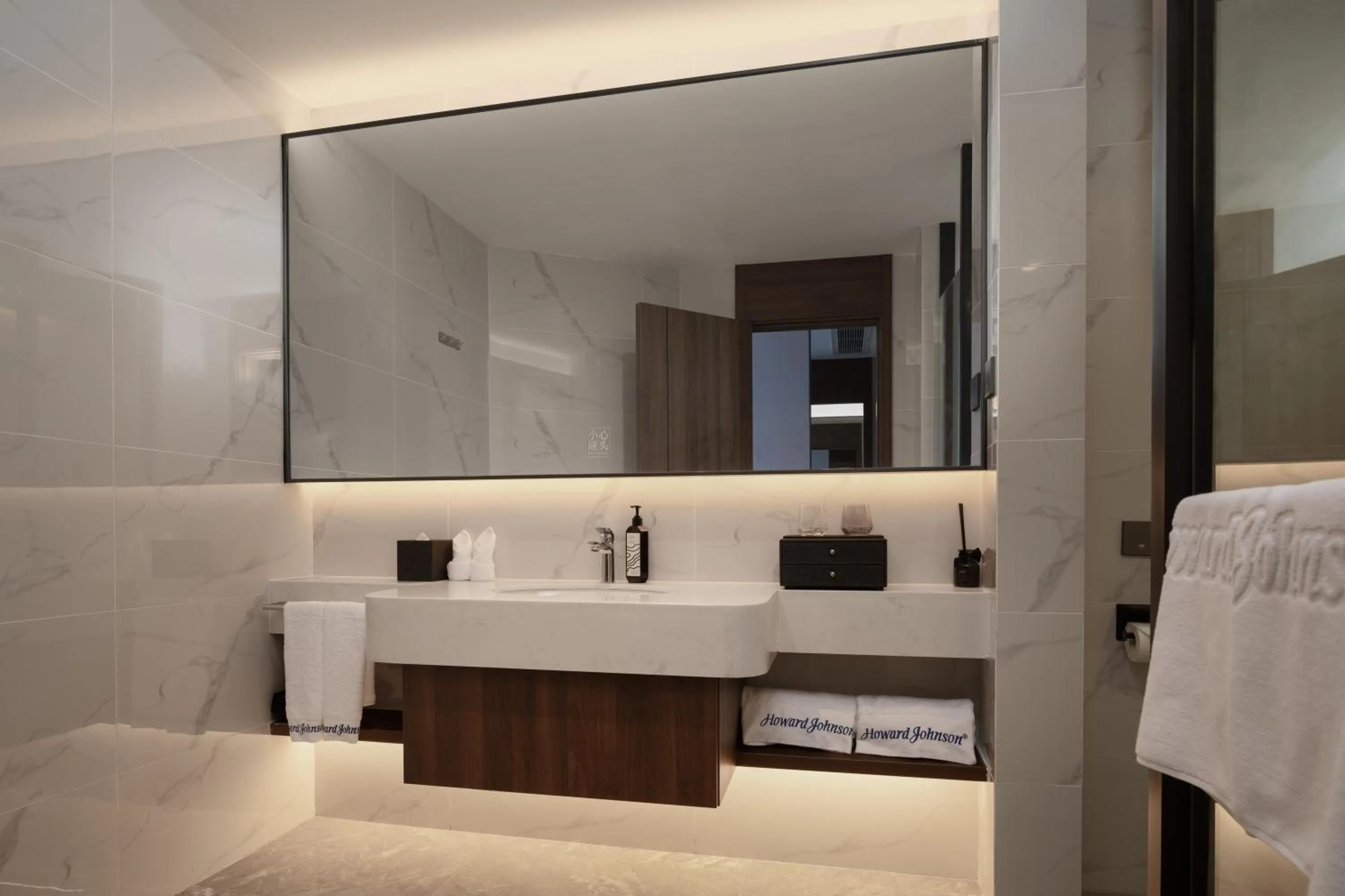 Toilet in Howard Johnson Liquor Capital Hotel Luzhou
