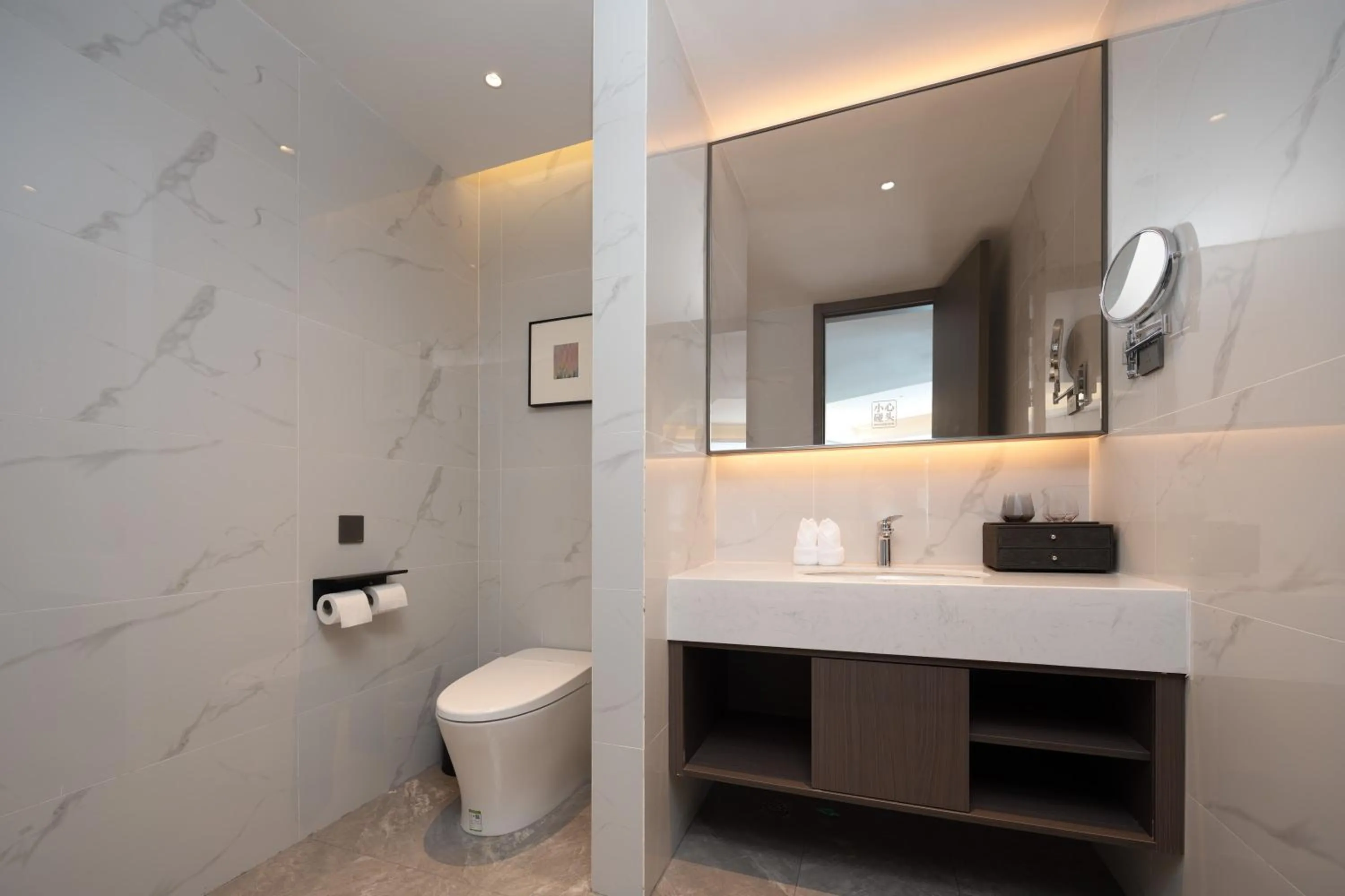 Toilet in Howard Johnson Liquor Capital Hotel Luzhou