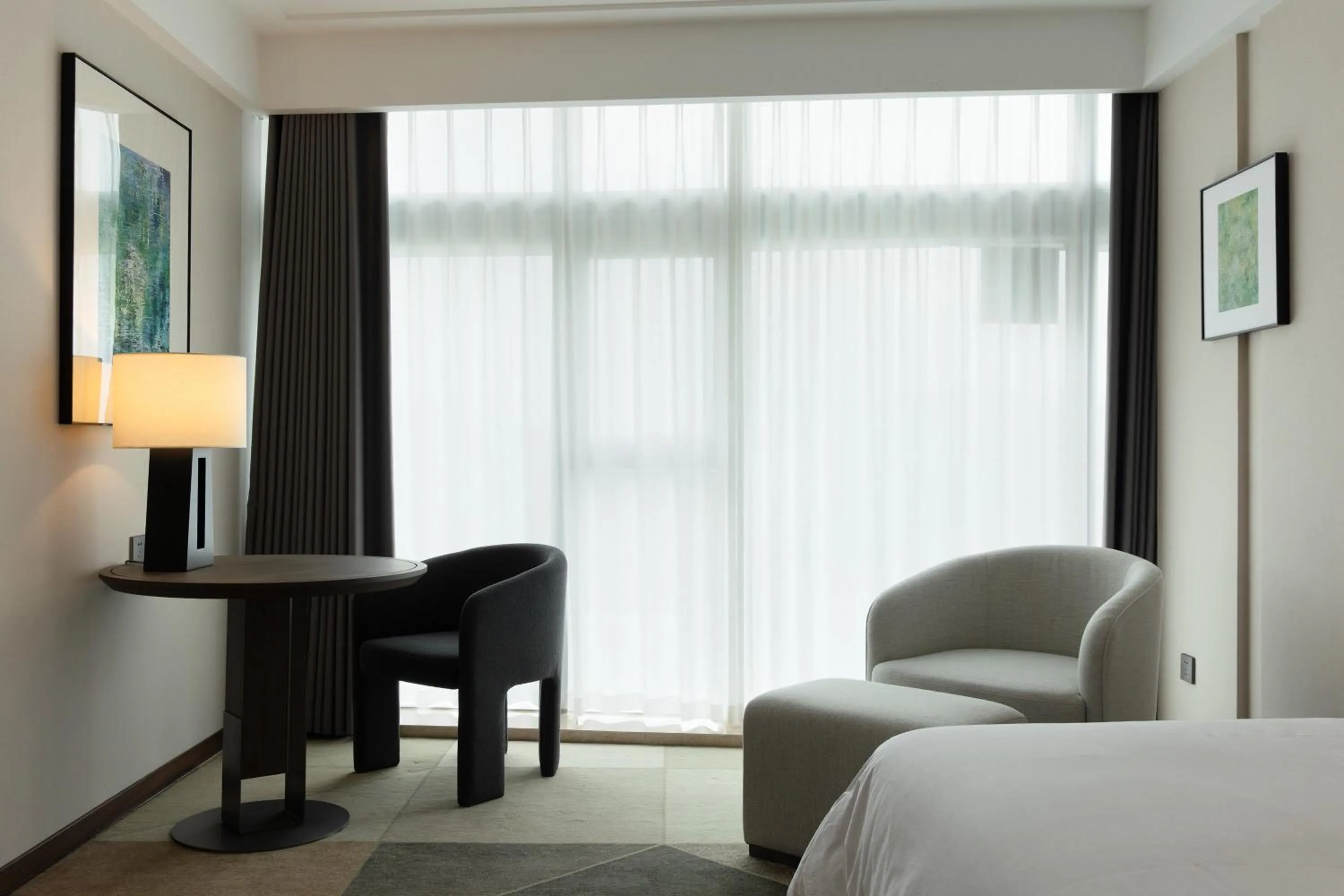 Seating area, Bed in Howard Johnson Liquor Capital Hotel Luzhou