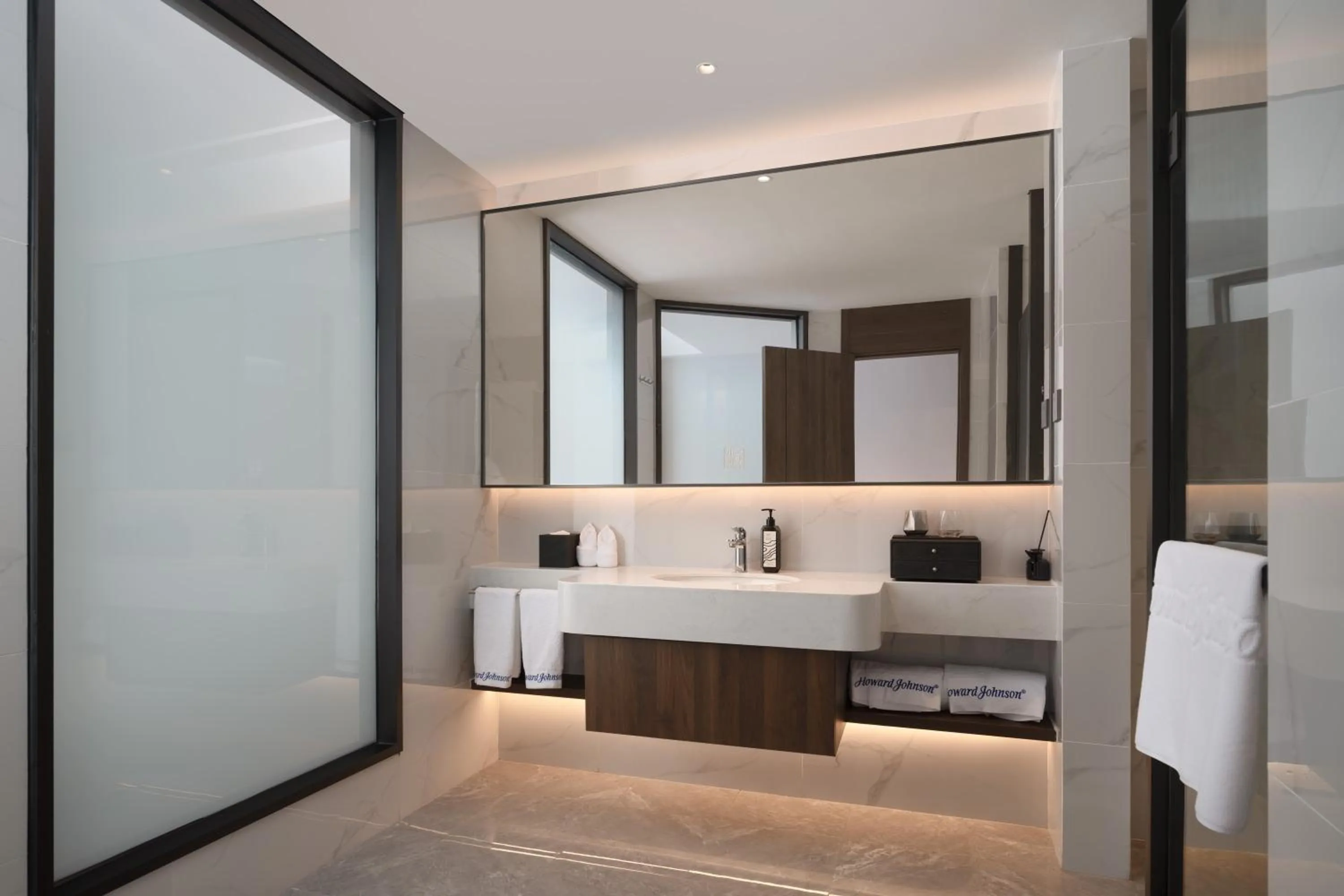 Toilet in Howard Johnson Liquor Capital Hotel Luzhou