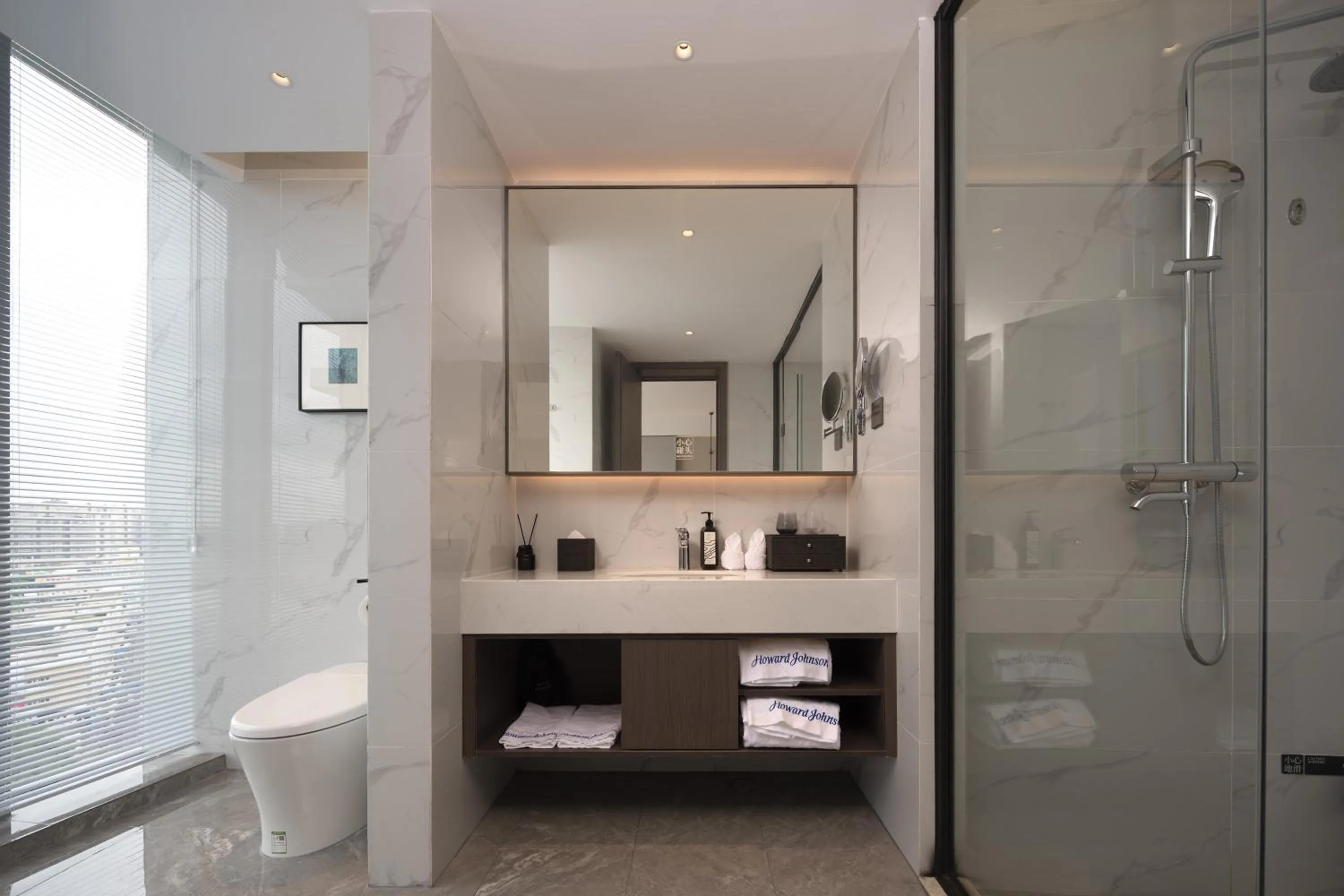 Toilet in Howard Johnson Liquor Capital Hotel Luzhou